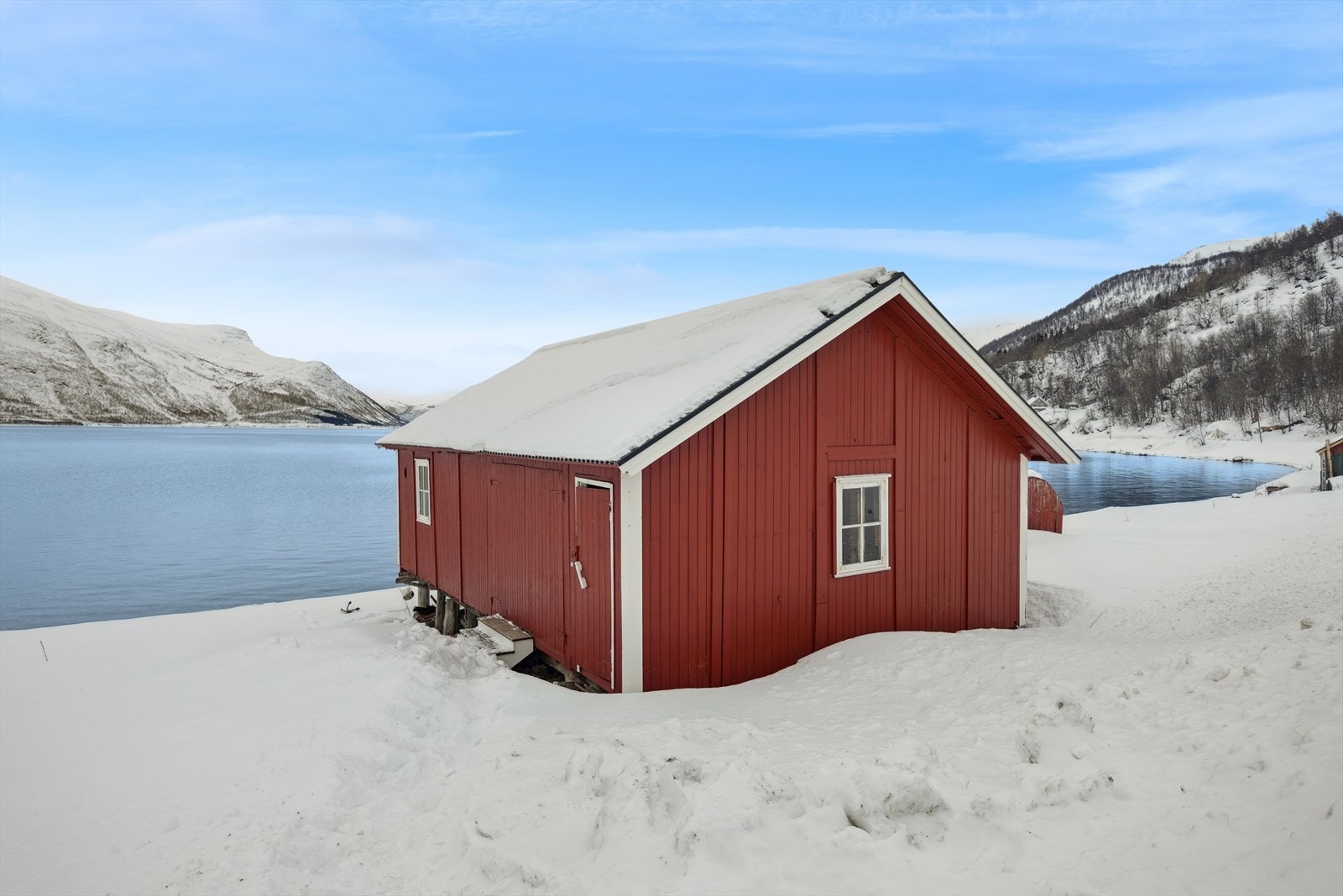Naust ved strandkanten på ca. 63 m². Galleribilde