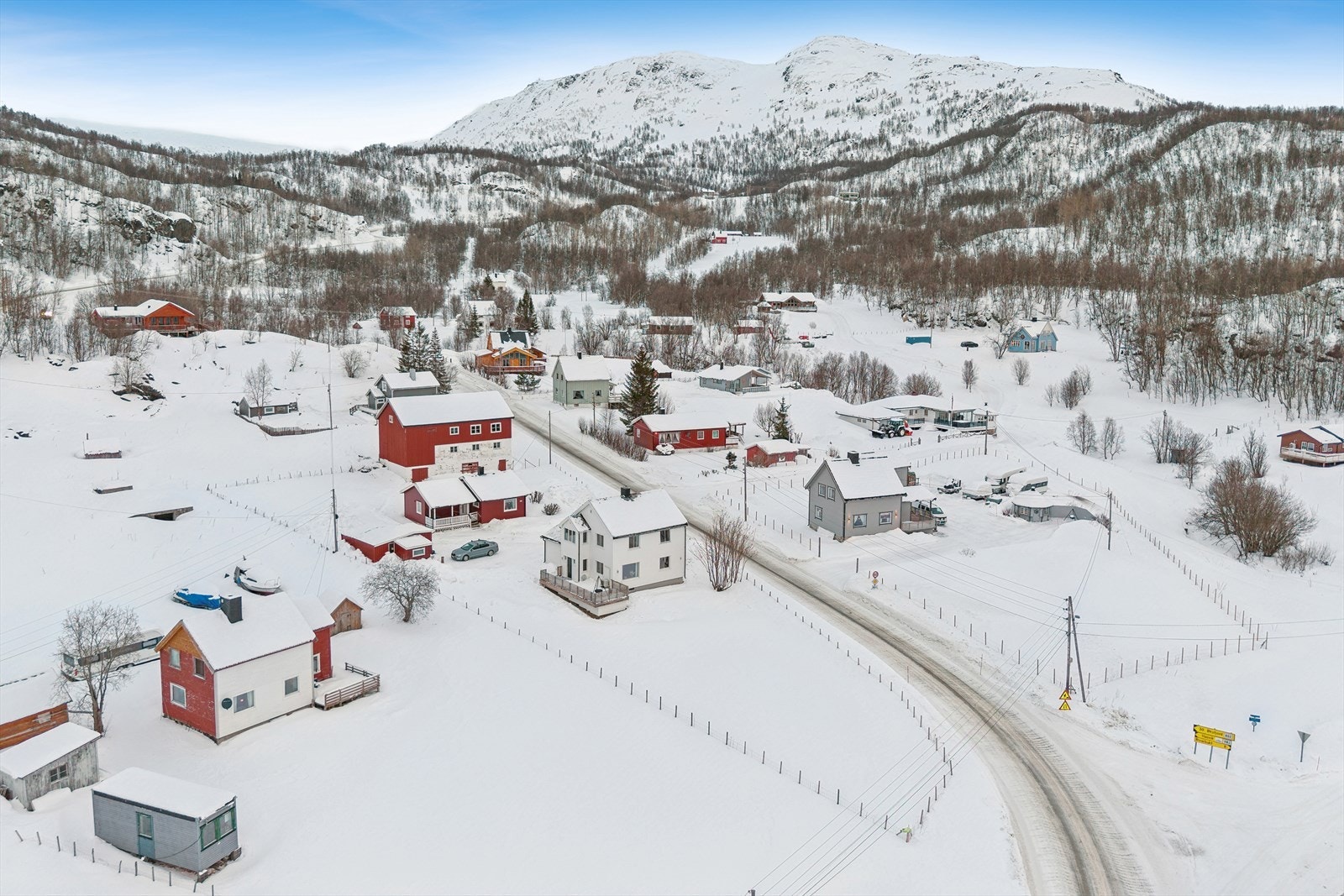 Eiendommen består blant annet av fulldyrka jord, overflatedyrka jord, innmarksbeite og annet markslag. Galleribilde