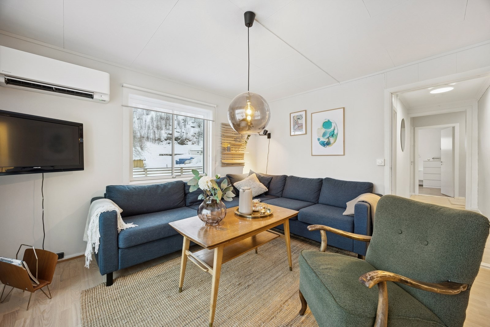 I stuen er det etablert både vedovn og varmepumpe. Galleribilde