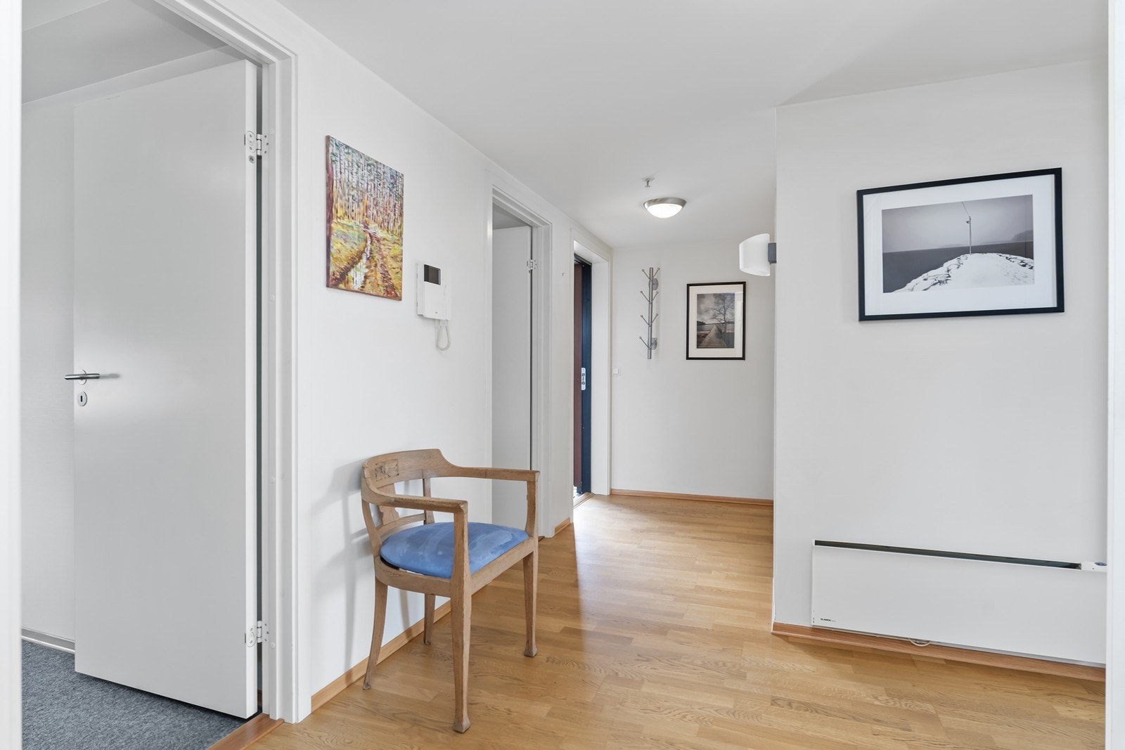 Romslig gang/hall med garderobe. Galleribilde
