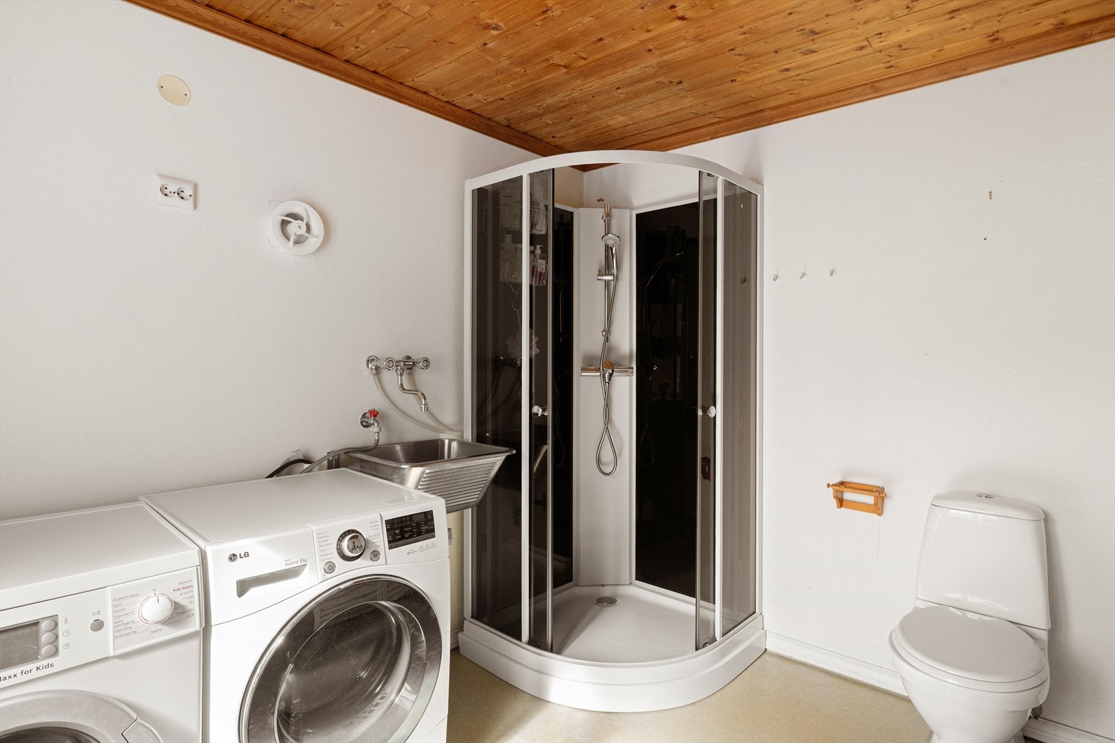 Badet fremstår som praktisk og funksjonelt, med servant, dusj og toalett. Galleribilde