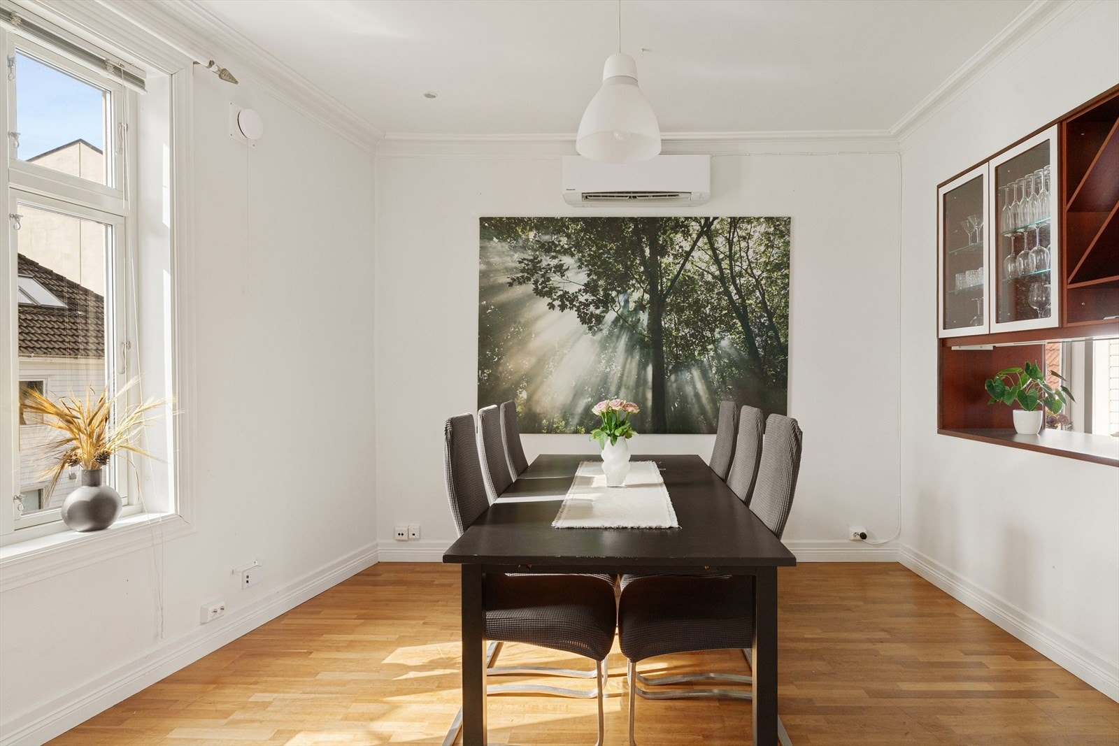 Dette gir en sosial og praktisk romløsning som inviterer til hyggelige måltider og samvær med familie og venner. Galleribilde
