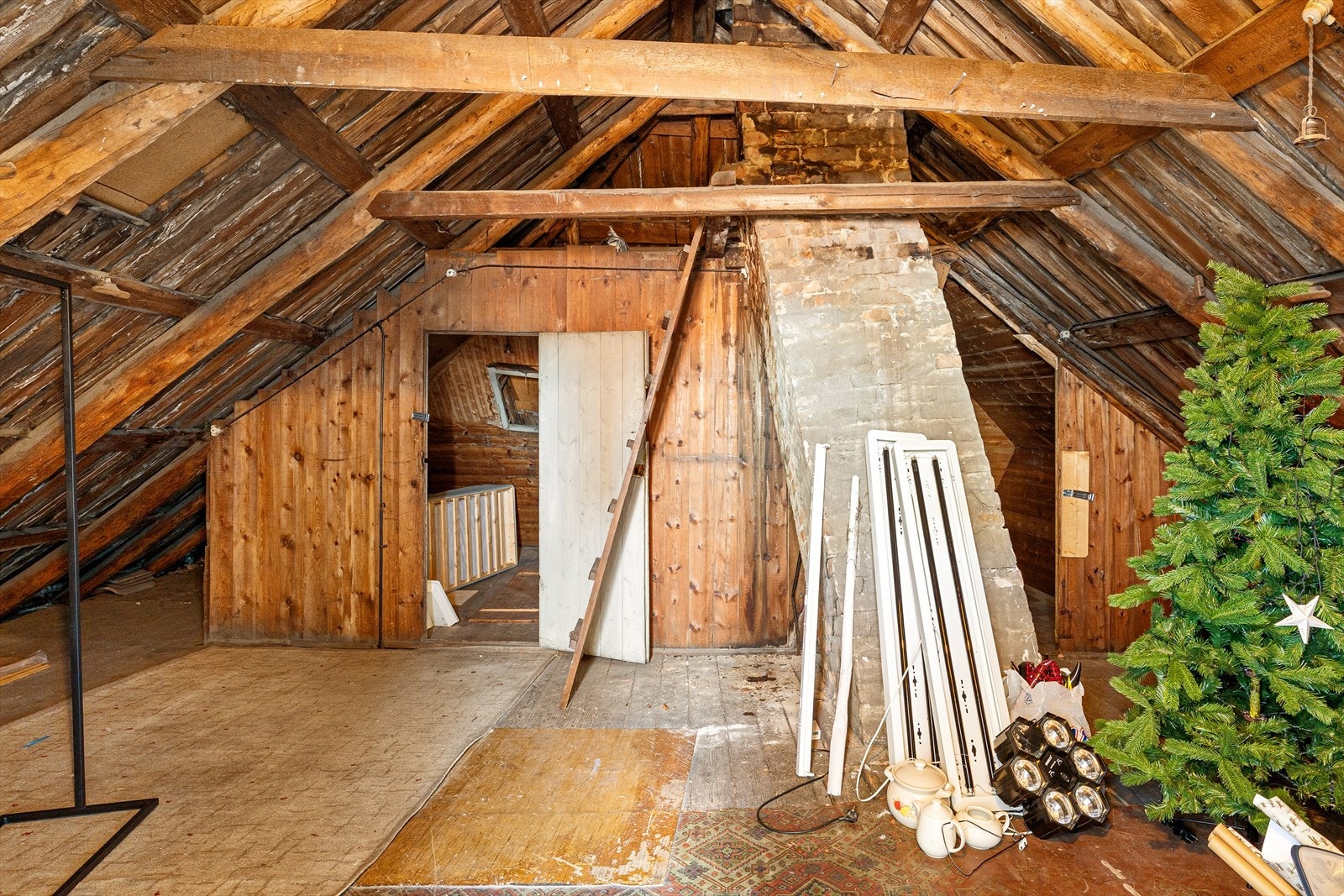 Leiligheten har et praktisk loft som kan brukes til oppbevaring, eller som kan innredes til en loftstue. Galleribilde