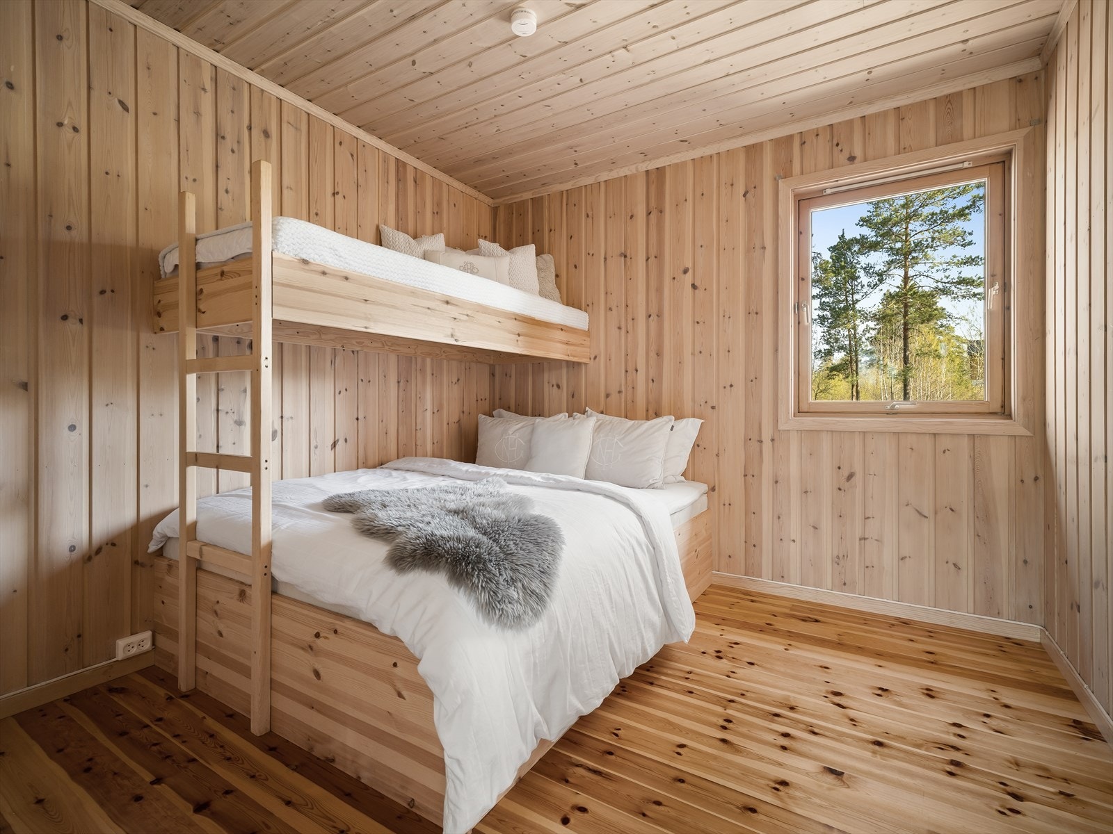 Soverommene har gulv av furu og trepanel på vegger og himling. Galleribilde
