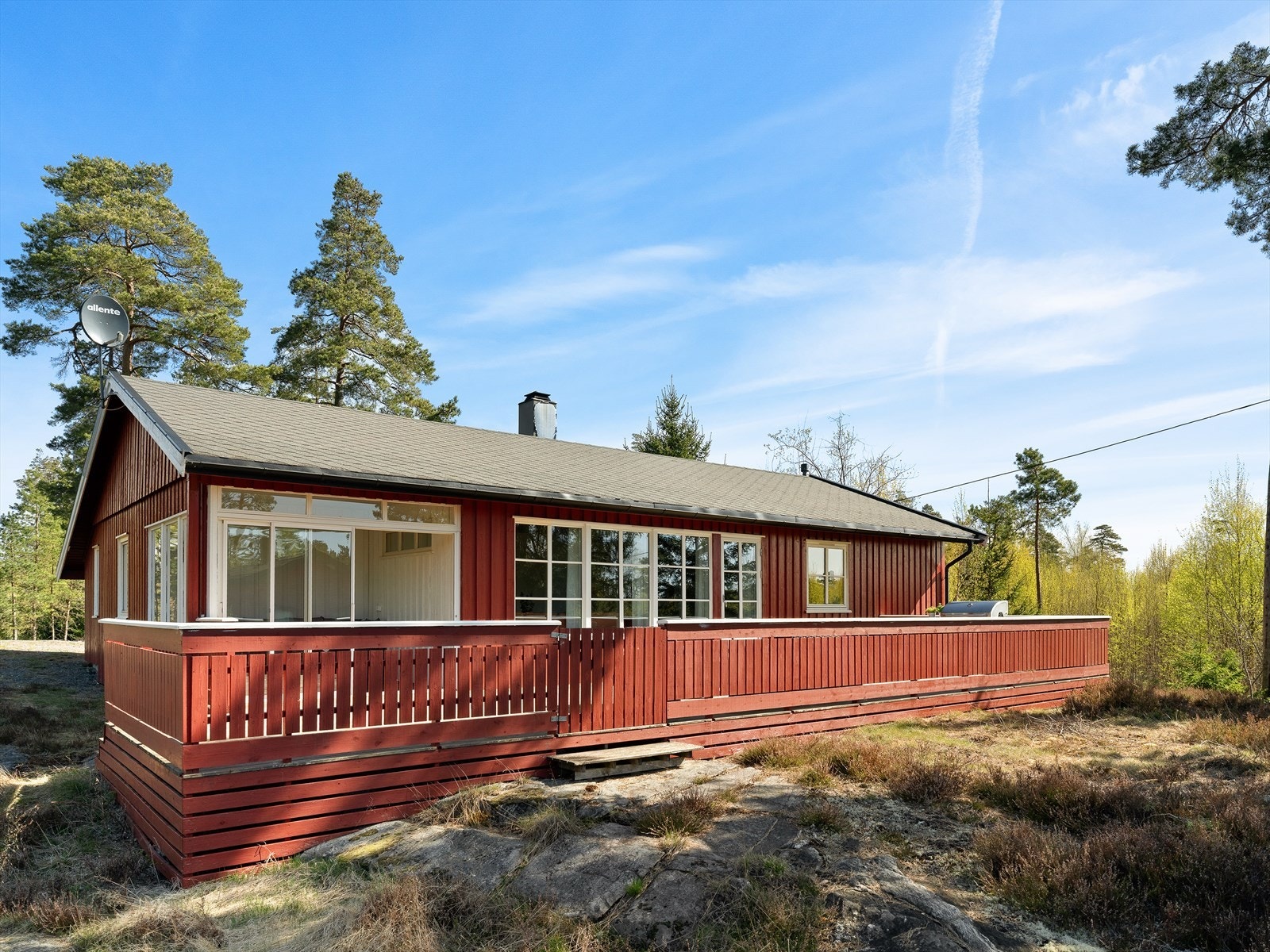 Koselig hytte med naturskjønn beliggenhet ikke langt fra sjøen. Galleribilde