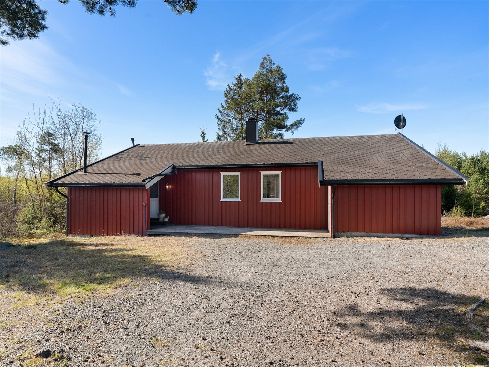 Hytta ligger skjermet til med kort avstand til sjøen, ca 220 meter. Galleribilde