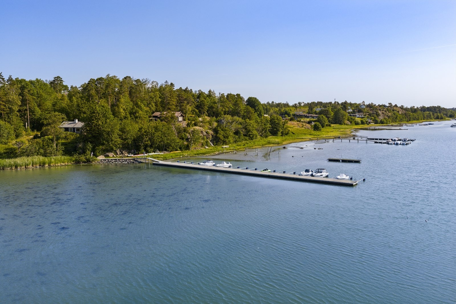 Eiendommen har bruksrett til strand og brygge. Galleribilde