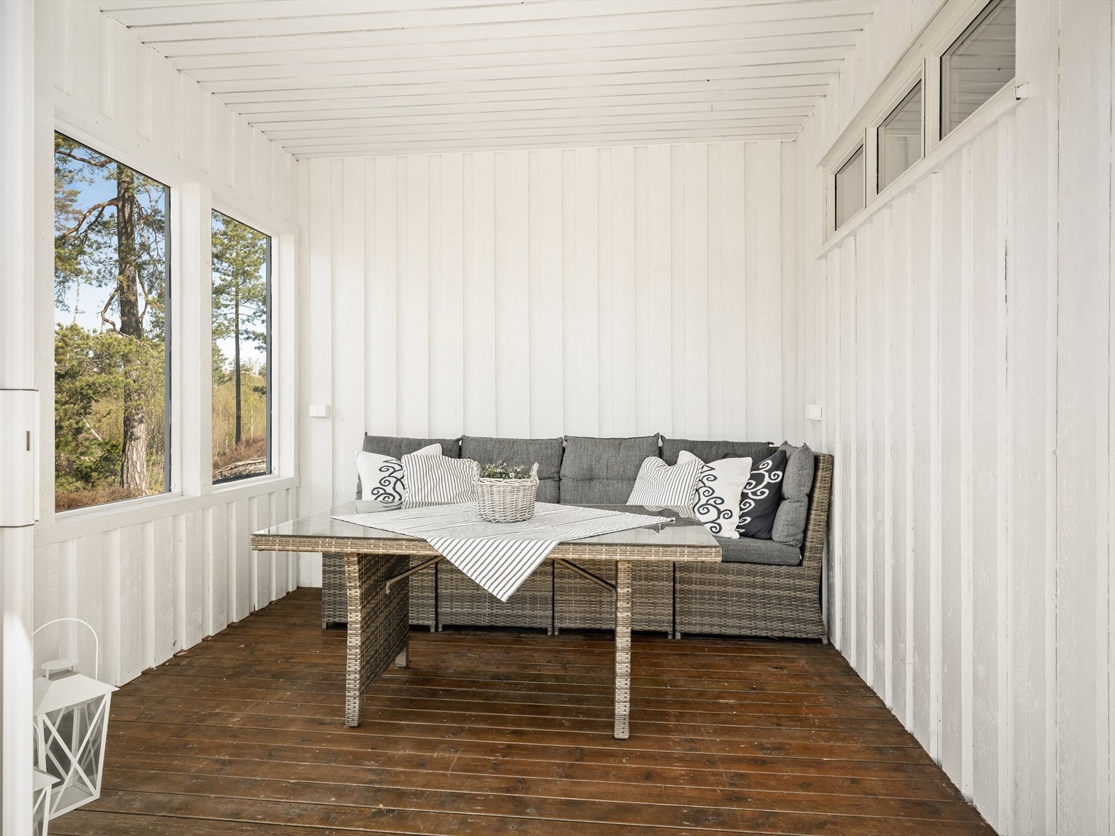 I enden av terrassen er det en vinterhage som skjermer godt for vær og vind. Galleribilde