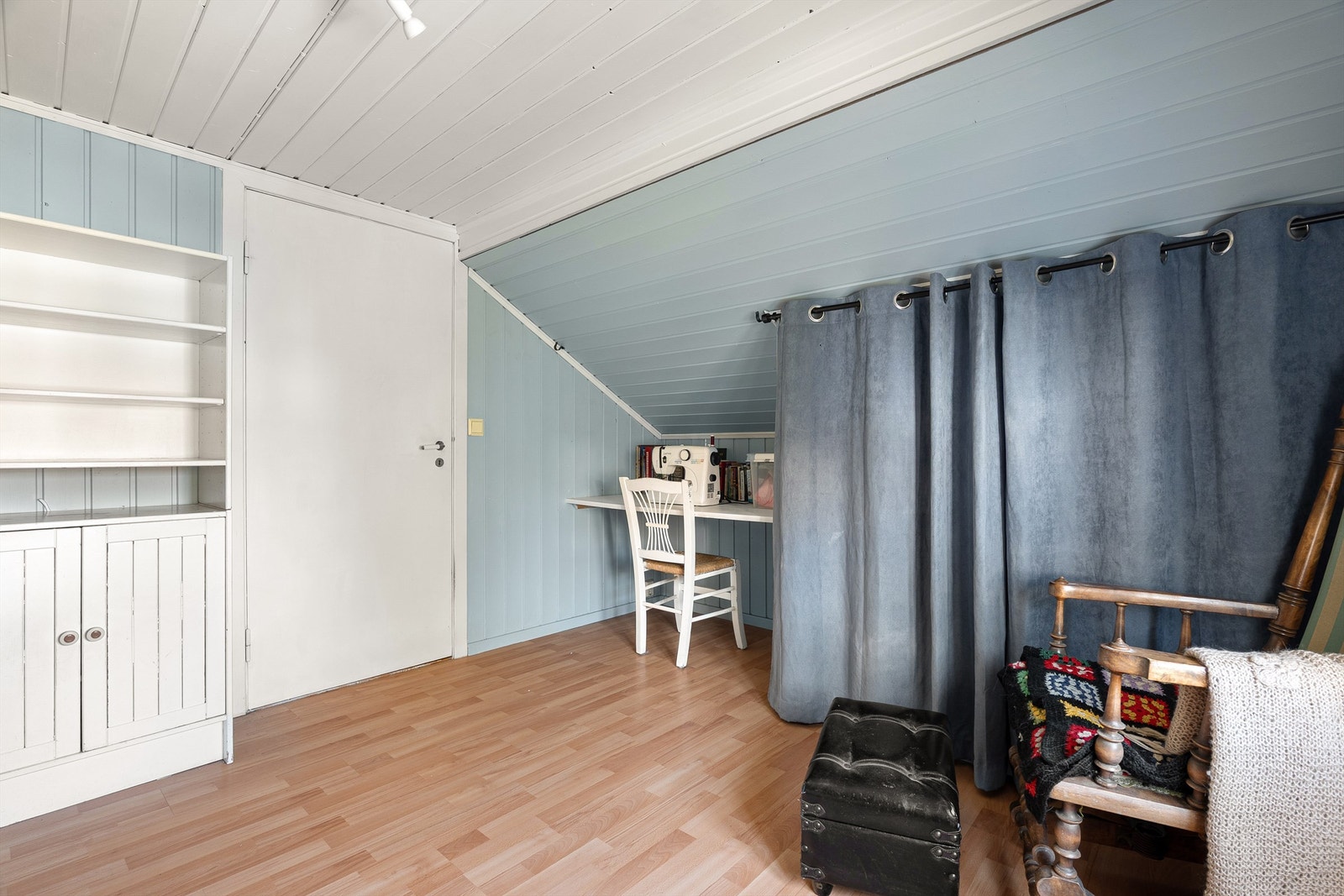 Malerarbeid er utført i begge loftsetasjens soverom. Galleribilde