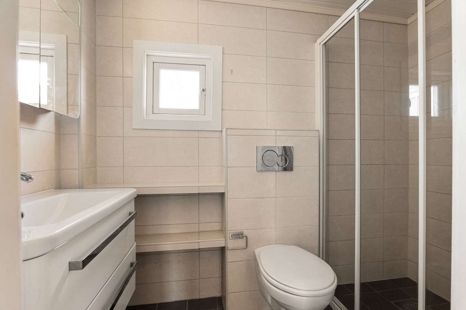 Badet ble i 2013 revet ned og bygget opp på nytt med moderne standard. Gulv og vegger er flislagt, i gulvet er det varme. Galleribilde