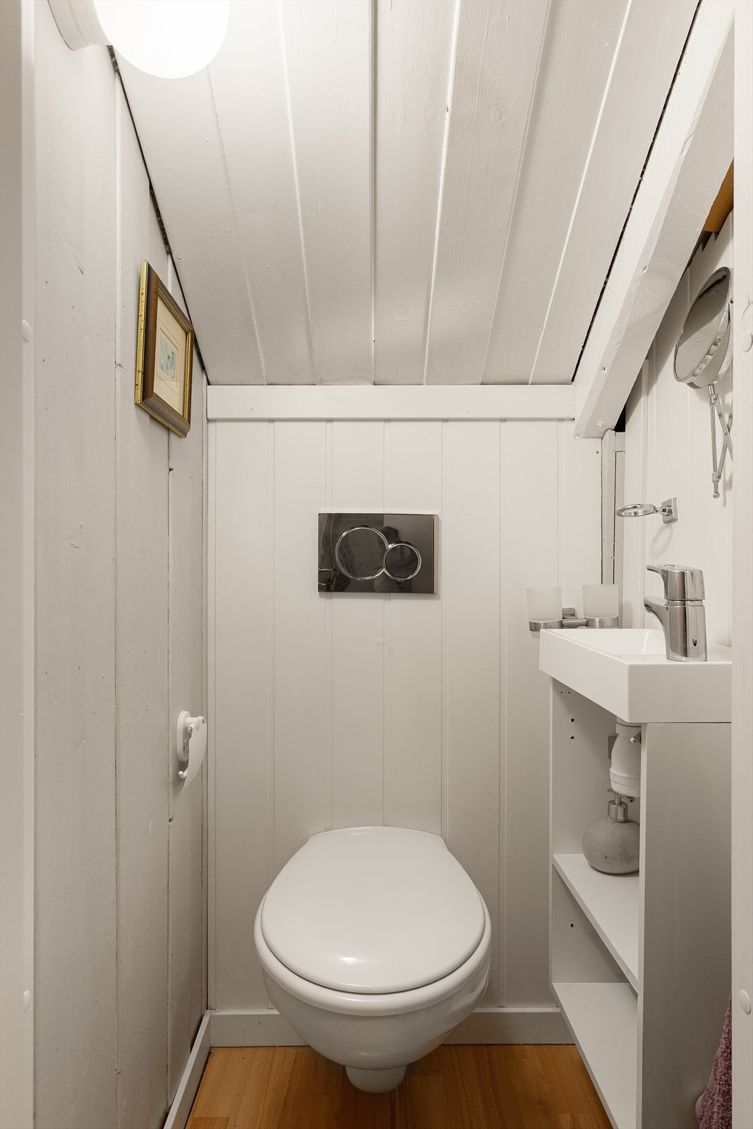 Toalettrom med lav himlingshøyde ble etablert i loftsetasjen i 2013. Galleribilde