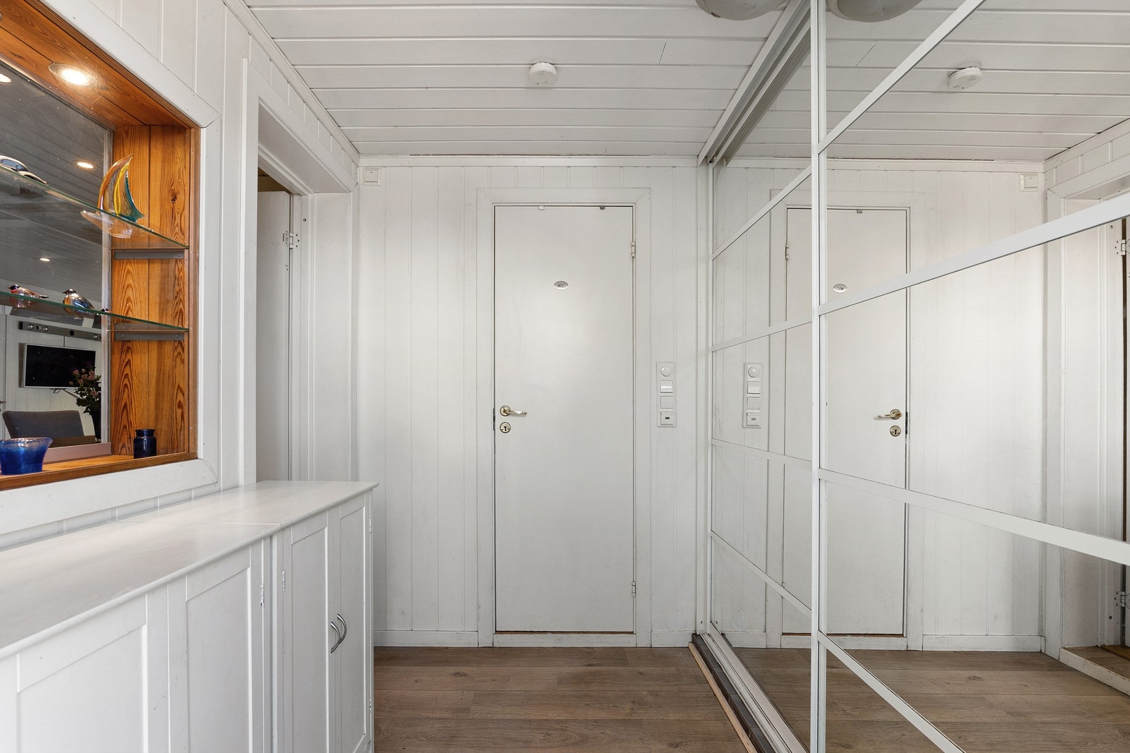 Parallelt med renovering av badet ble et separat vaskerom skilt ut fra den opprinnelige entreen, vegg i vegg. Vaskerommet er skjult bak skyvedører. Galleribilde