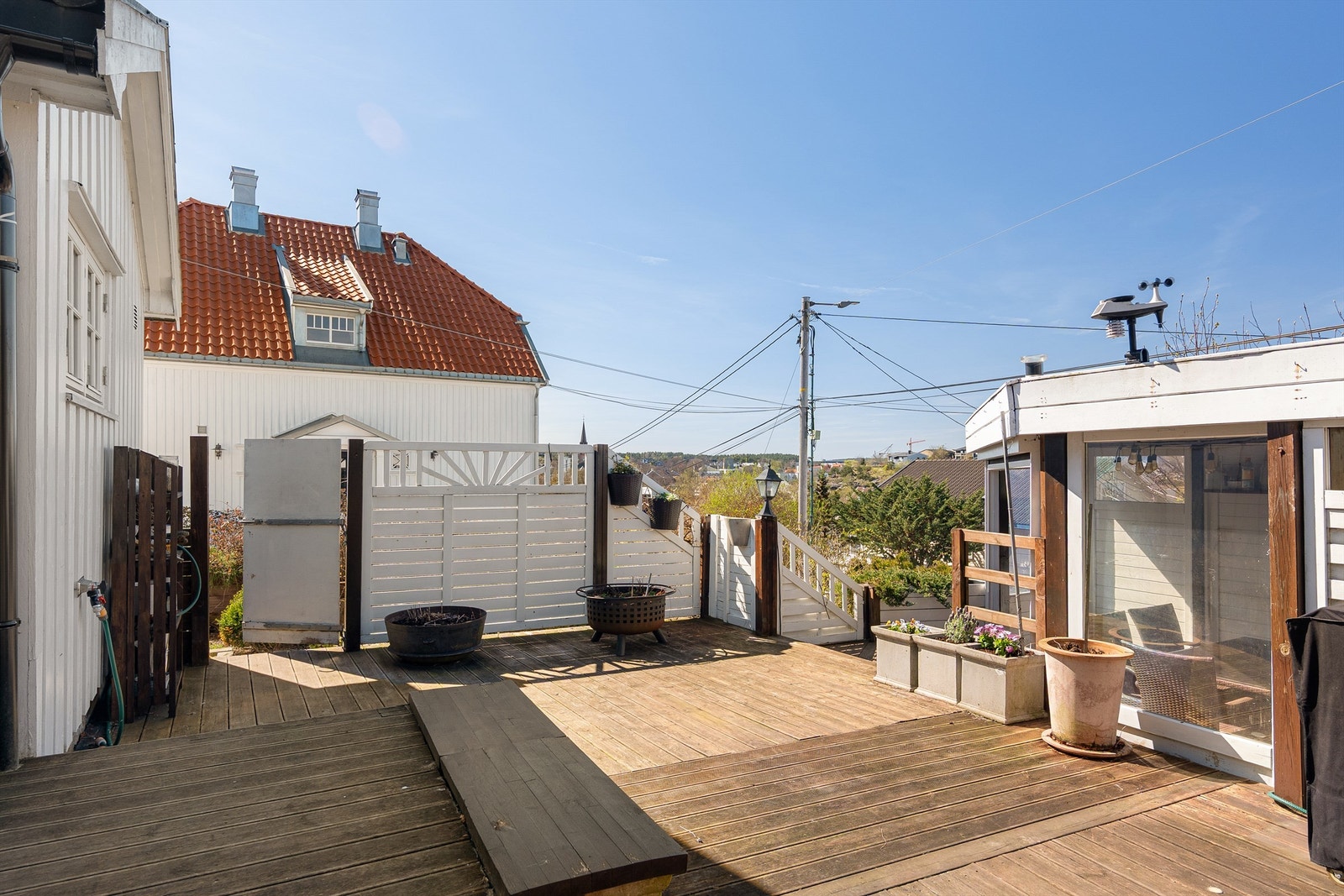 På terrassene kommer eiendommens eleverte beliggenhet til sin rett. Her er det både utsikt og gode solforhold, sommerstid allerede fra tidlig ettermiddag. Galleribilde