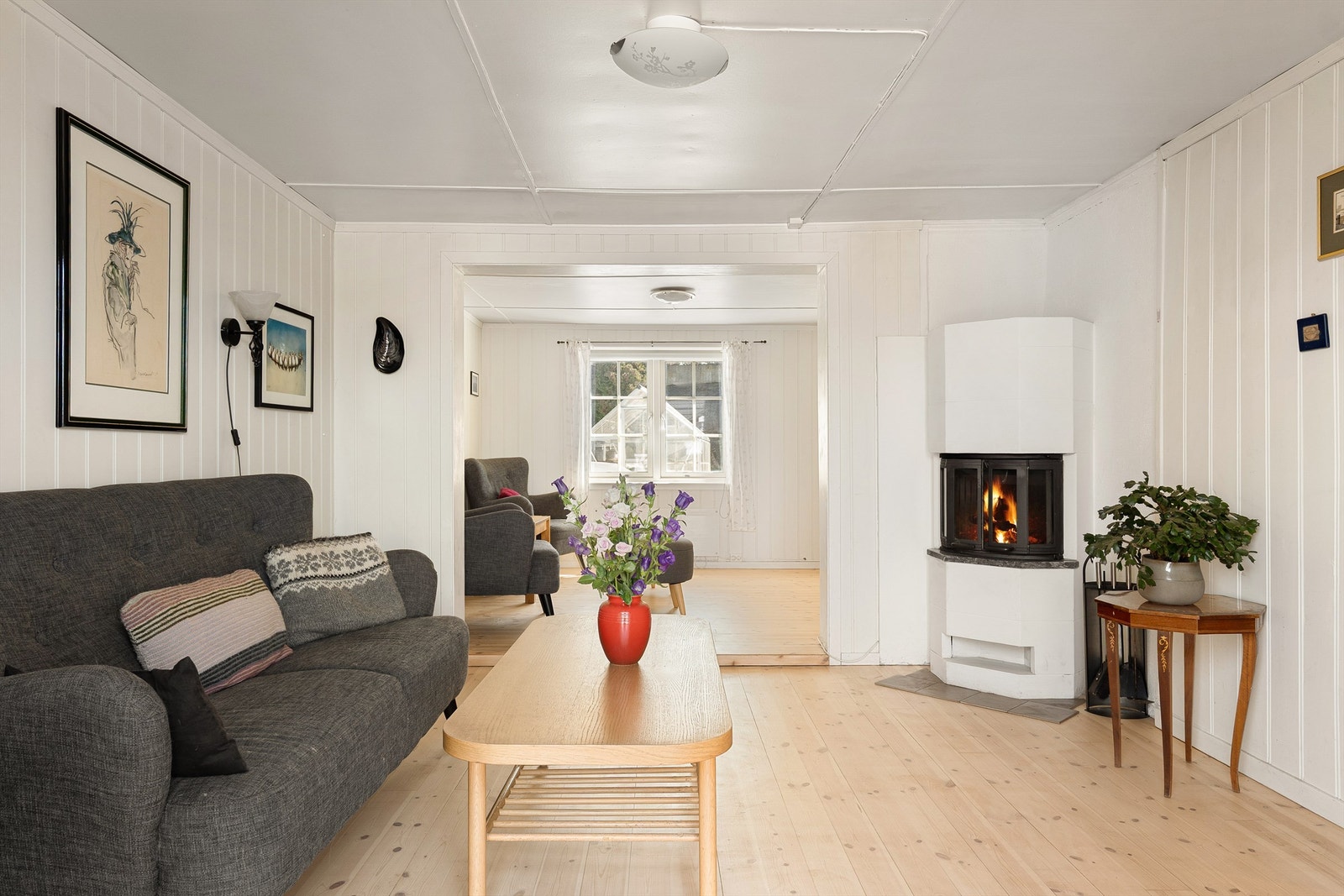 Første etasje ble i tidsrommet 2013-2015 ombygget til fordel for blant annet større sosiale rom. Ny peis ble montert i stuen i 2013. Galleribilde