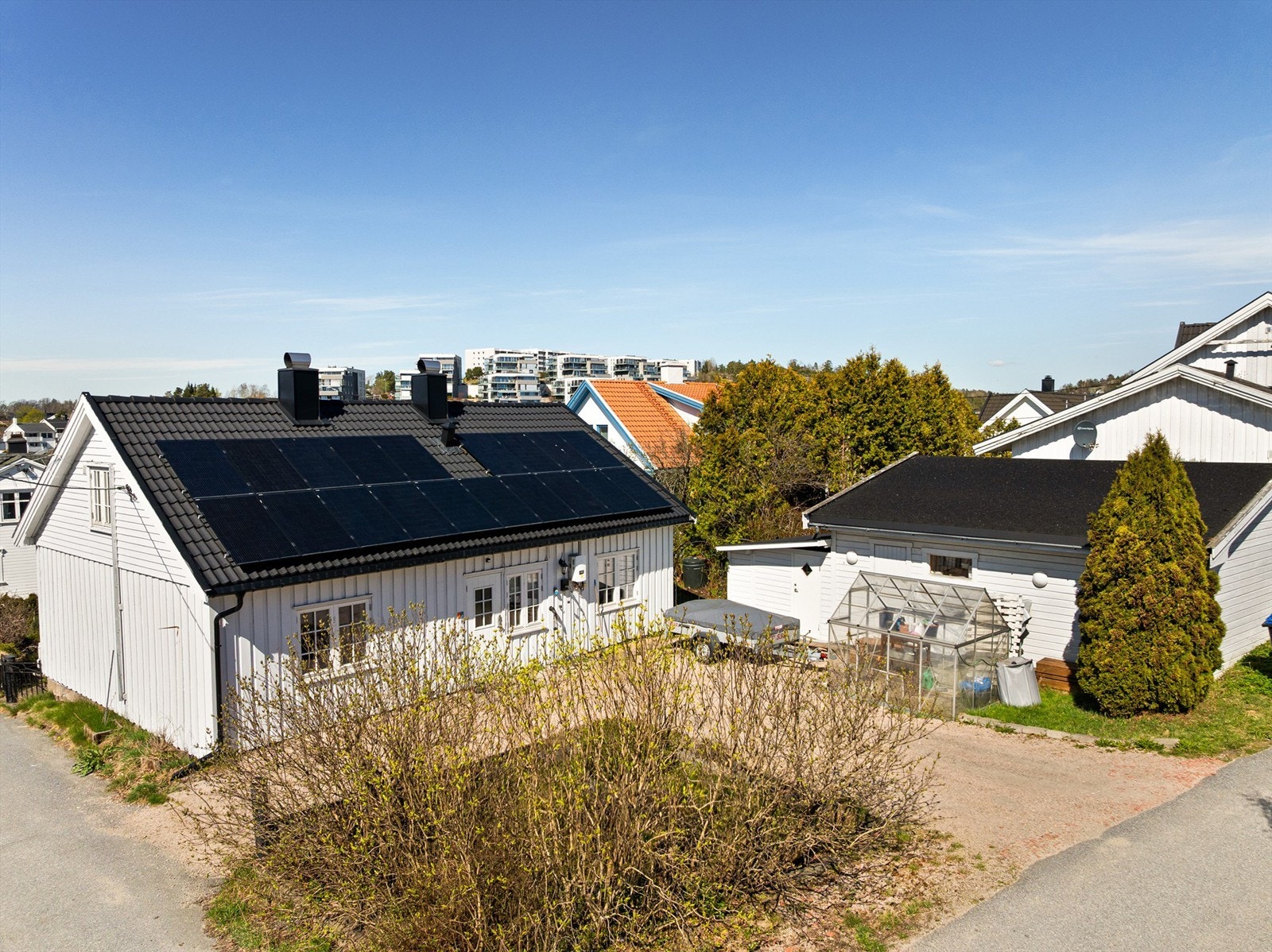 Boligen er betydelig påkostet i senere år, blant annet med flere energibesparende tiltak. Yttertaket ble lagt om i 2020 og samtidig påmontert solcellepanel. Fotograf; Kristoffer Kristiansen. Galleribilde