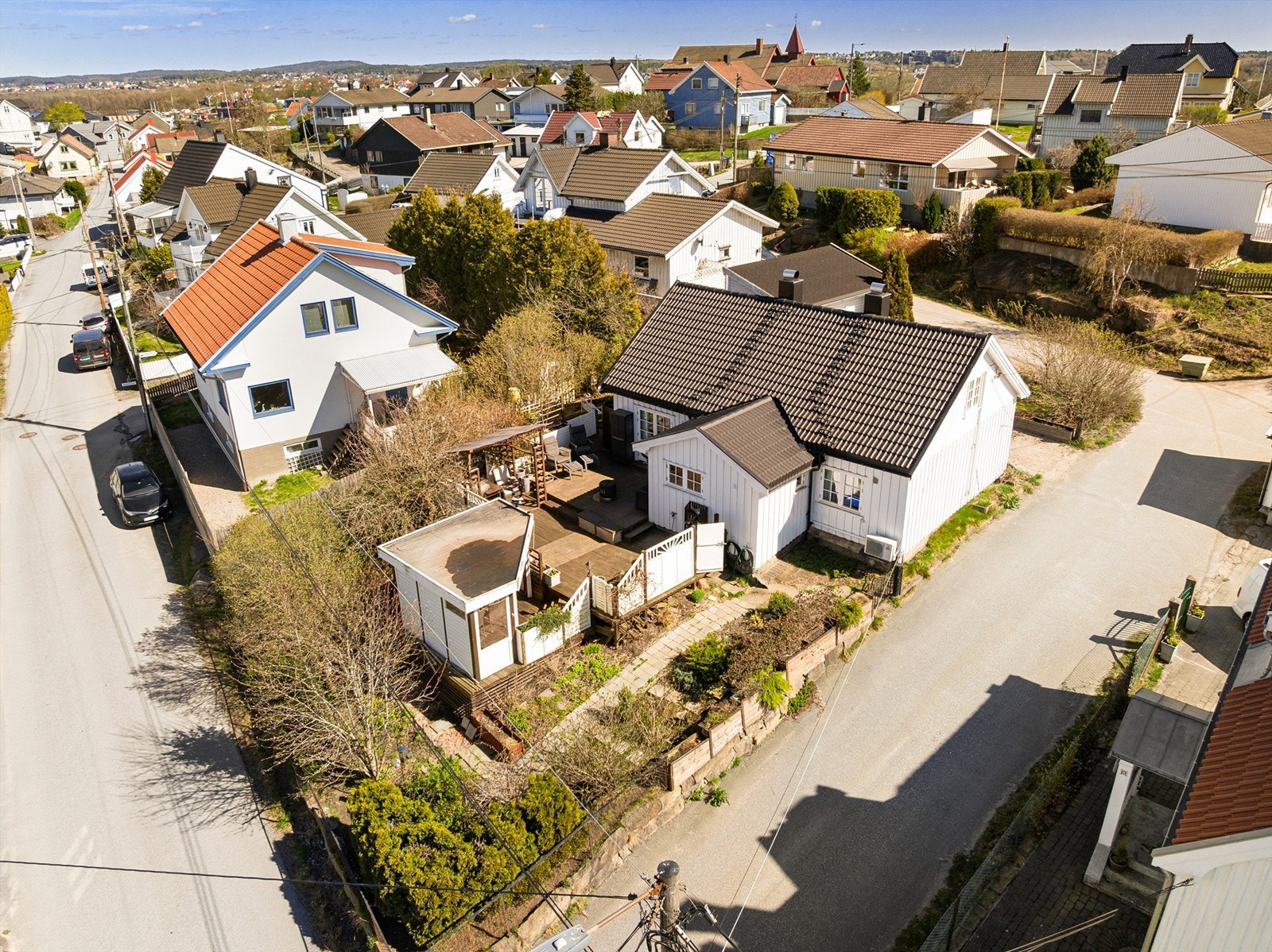 Utomhusarealene er bearbeidet, blant annet med ny gruset gårdsplass i front og en stor terrasse på vestsiden. Fotograf; Kristoffer Kristiansen. Galleribilde