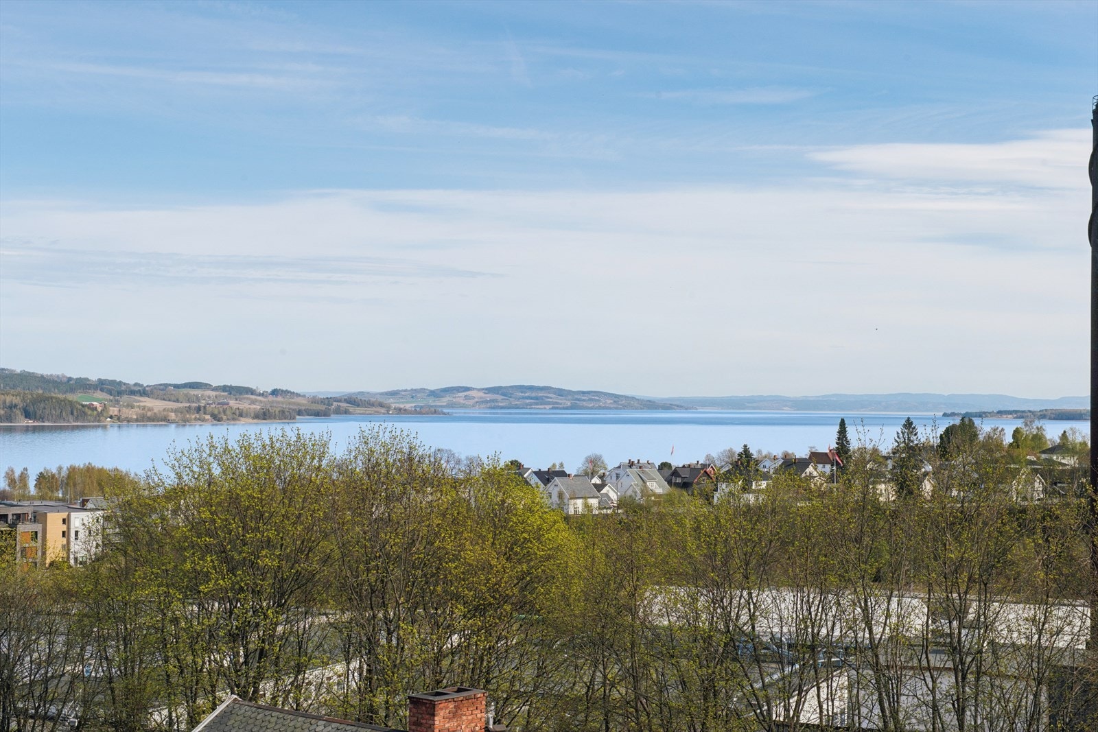 Fra leiligheten er det fin utsikt mot Mjøsa. Galleribilde