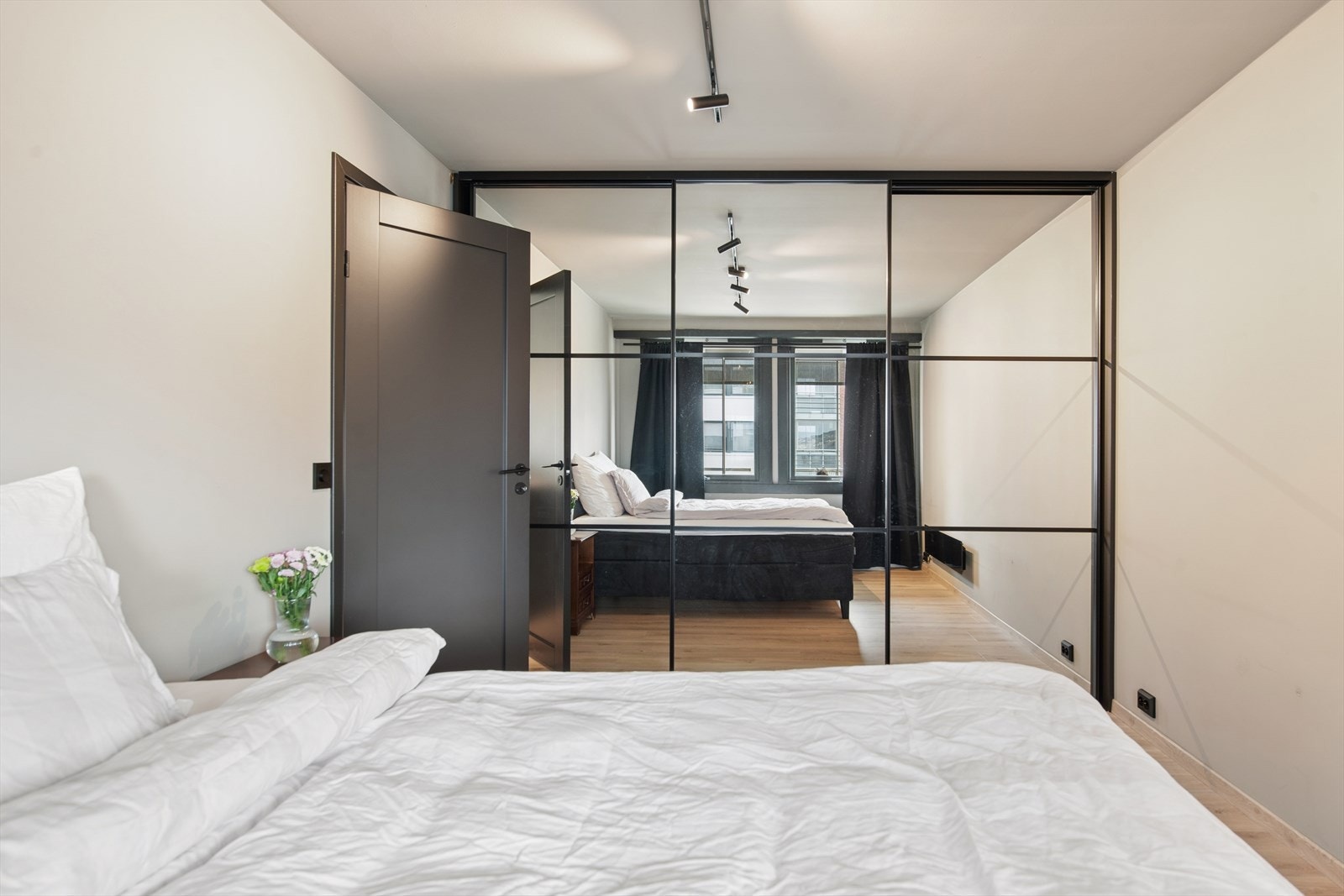 Hovedsoverommet har plass til dobbeltseng, tilhørende møblement og stor skyvedørsgarderobe med god oppbevaringsplass. Galleribilde