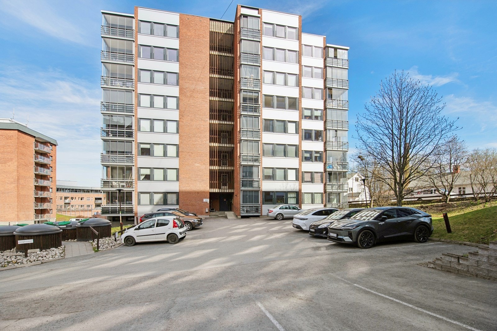Parkering på felles asfaltert parkeringsareal. Disse tildeles etter ansiennitet og parkeringsplass koster kr 512,-. Galleribilde