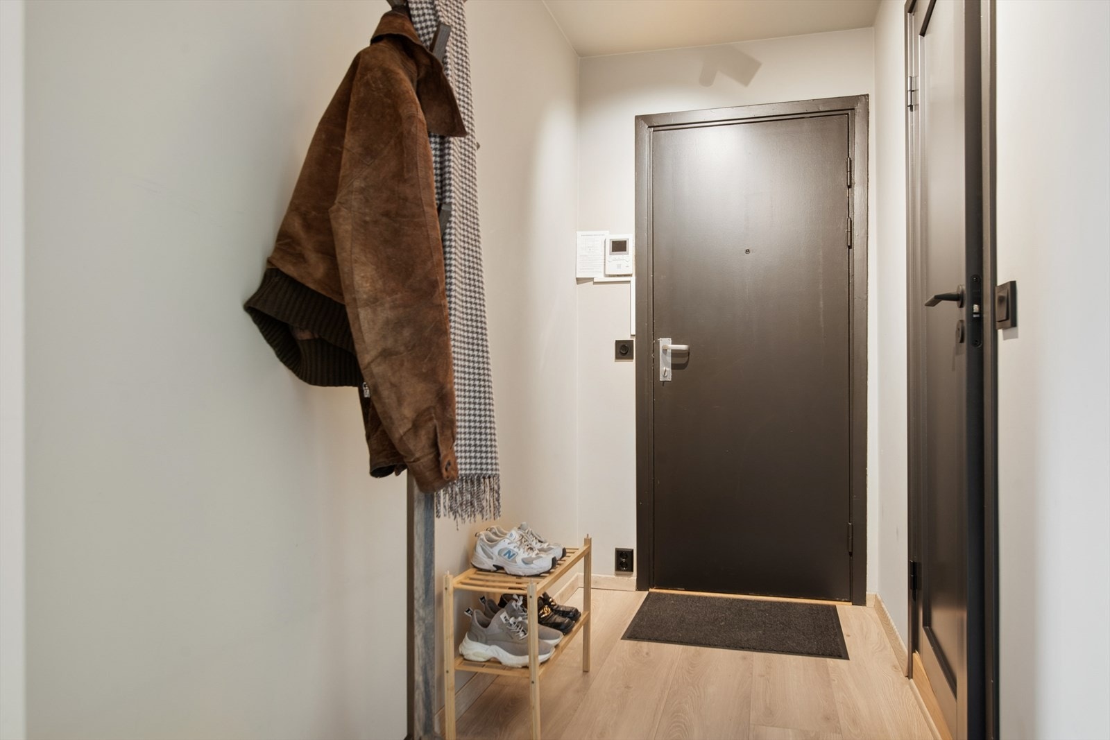 Her ønskes du velkommen inn i en entré med god plass til å oppbevare ytterklær. Galleribilde