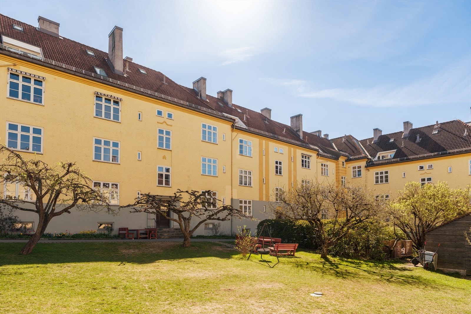 Her er det gode solforhold, lekeplass og flere sittegrupper Galleribilde