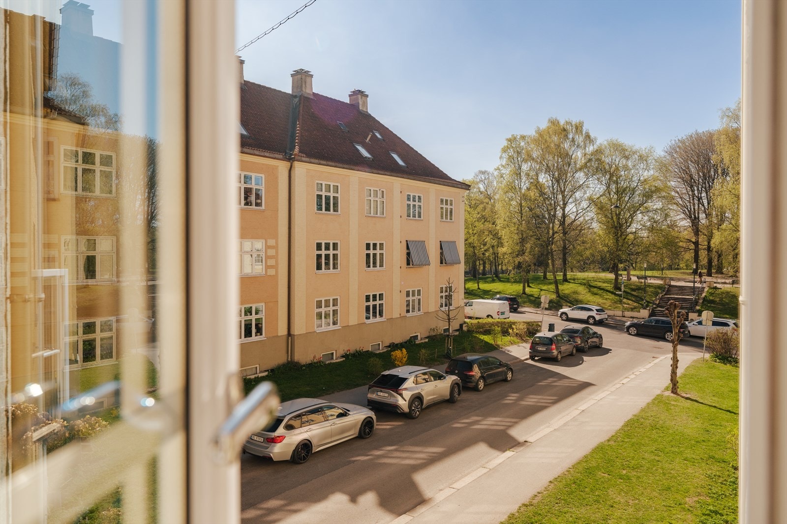 Stuen og soverommet ligger vendt mot en enveiskjørt gate, rett ved Torshovparken Galleribilde