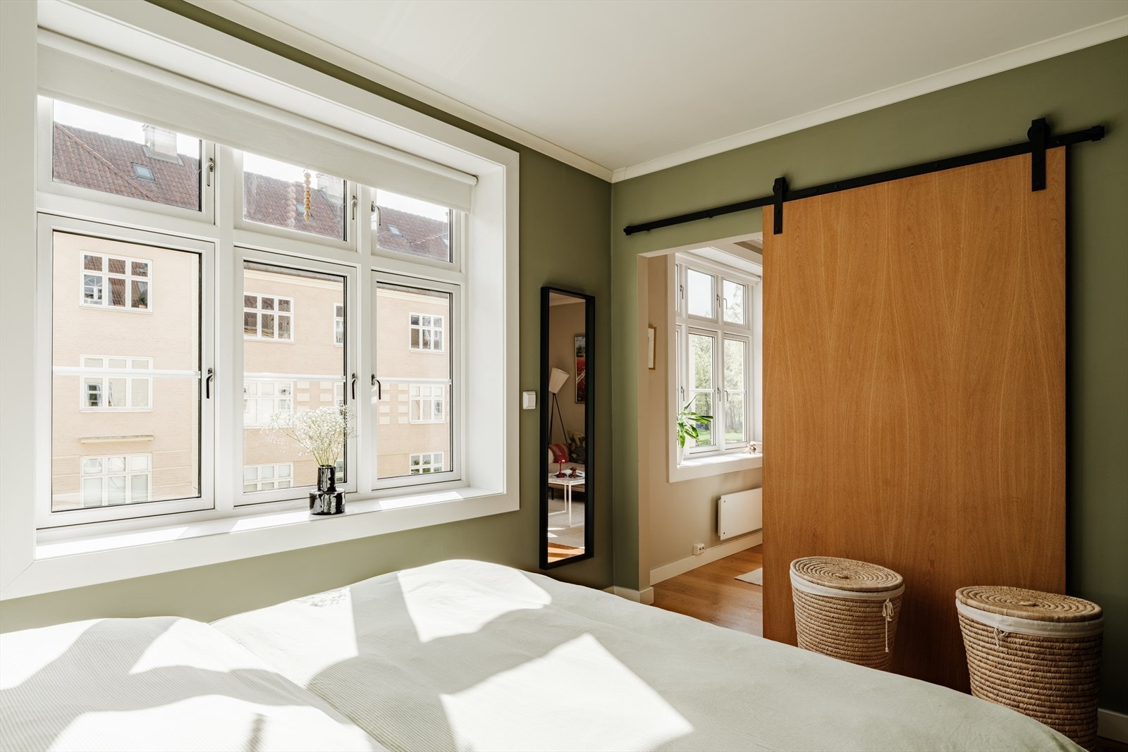 En meget stilig skyvedør gir rommet det lille ekstra Galleribilde