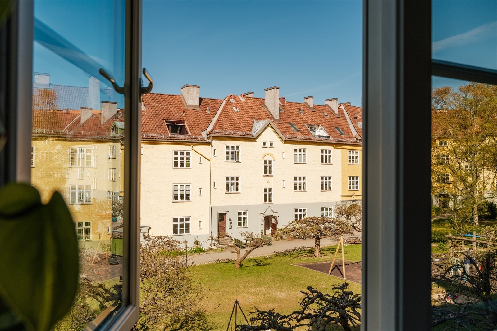 Kjøkkenet ligger inn mot den fantastiske bakgården Galleribilde