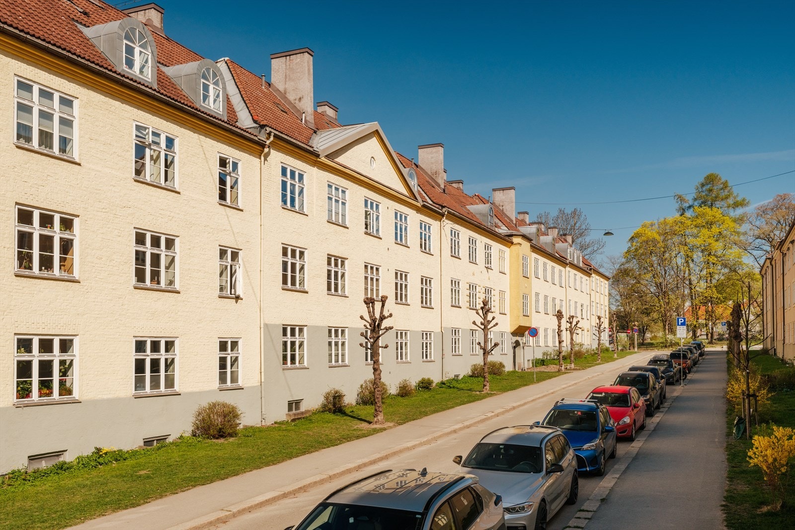 Leiligheten ligger rett ved Torshovparken og har kort vei til blant annet Torshovdalen, Torshov Kirkepark og Haarklous plass Galleribilde
