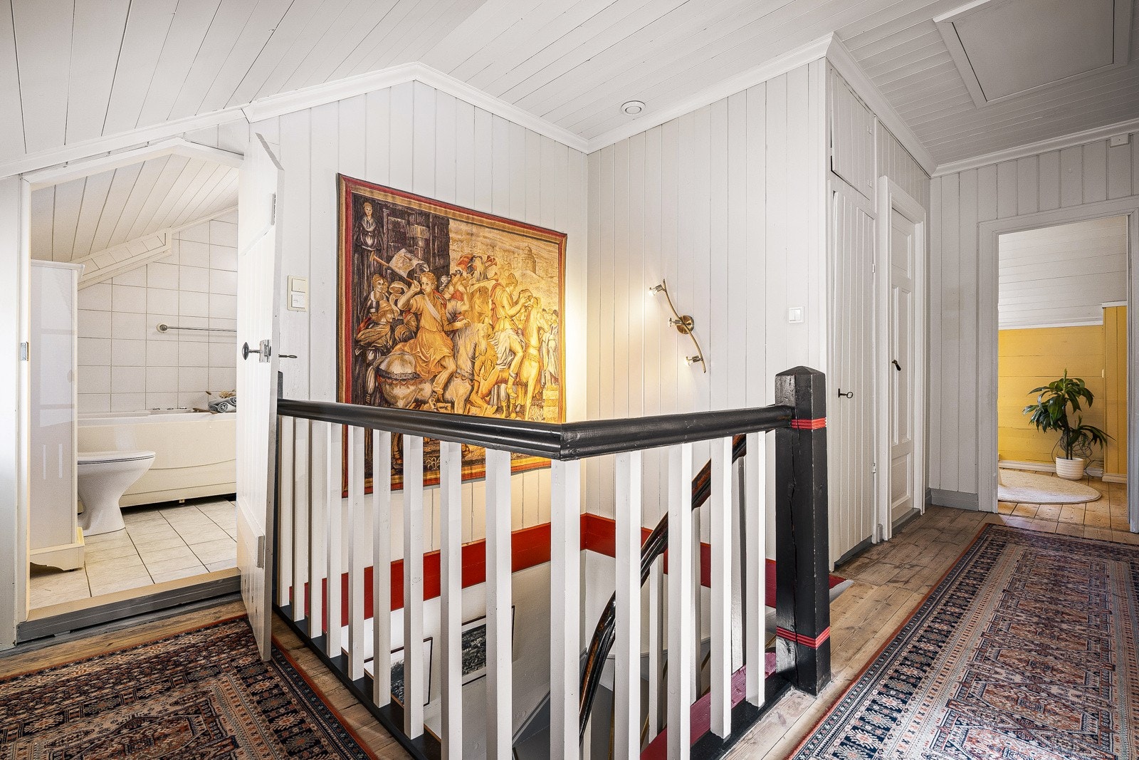 - Hovedbadet har inngang via dør ved trapp - Galleribilde