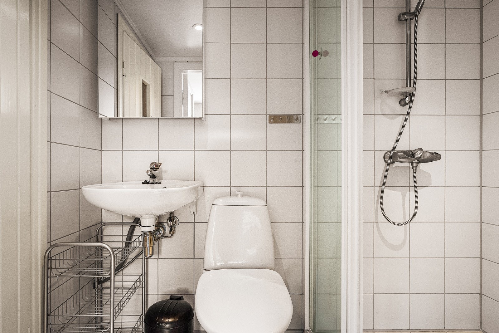 - Badet er helfliset med varmekabler og har toalett, servant, dusjnisje og opplegg for vaskemaskin. Galleribilde