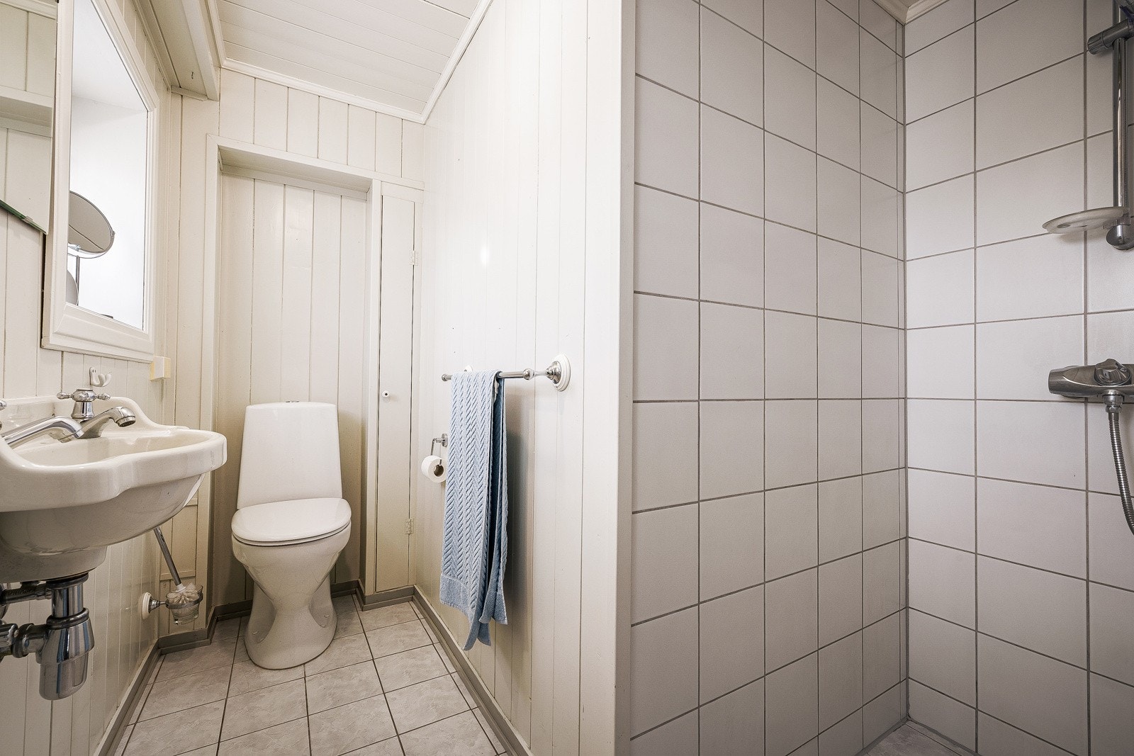 - Badet har toalett, servant og dusjnisje - Galleribilde