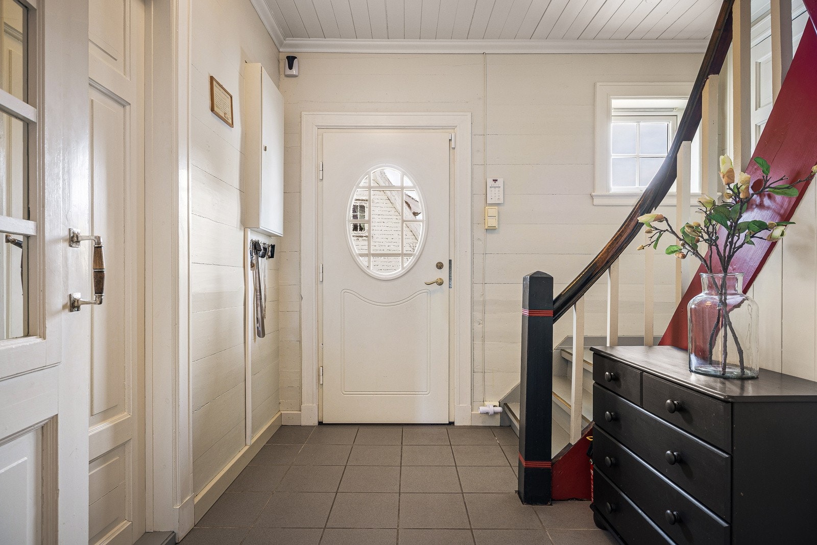 - Fra trappen er det inngang til badet i 1. etasje. Badet er dels panelt og dels helfliset, og har varmekabler. - Galleribilde