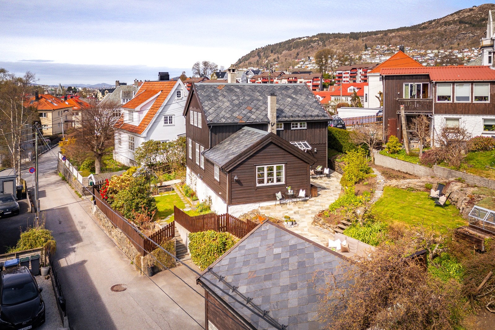 - Pent opparbeidet hage og garasje med ekstra privat parkeringsplass - Galleribilde