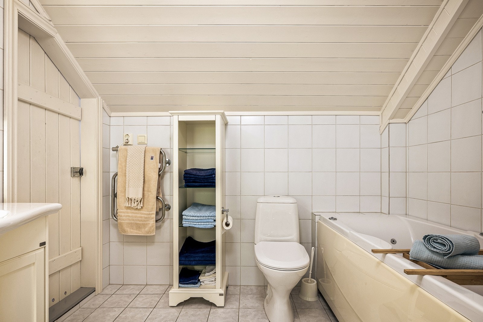 - Badet har baderomsinnredning med nedfelt servant, skap, toalett, badekar og opplegg til vaskemaskin - Galleribilde