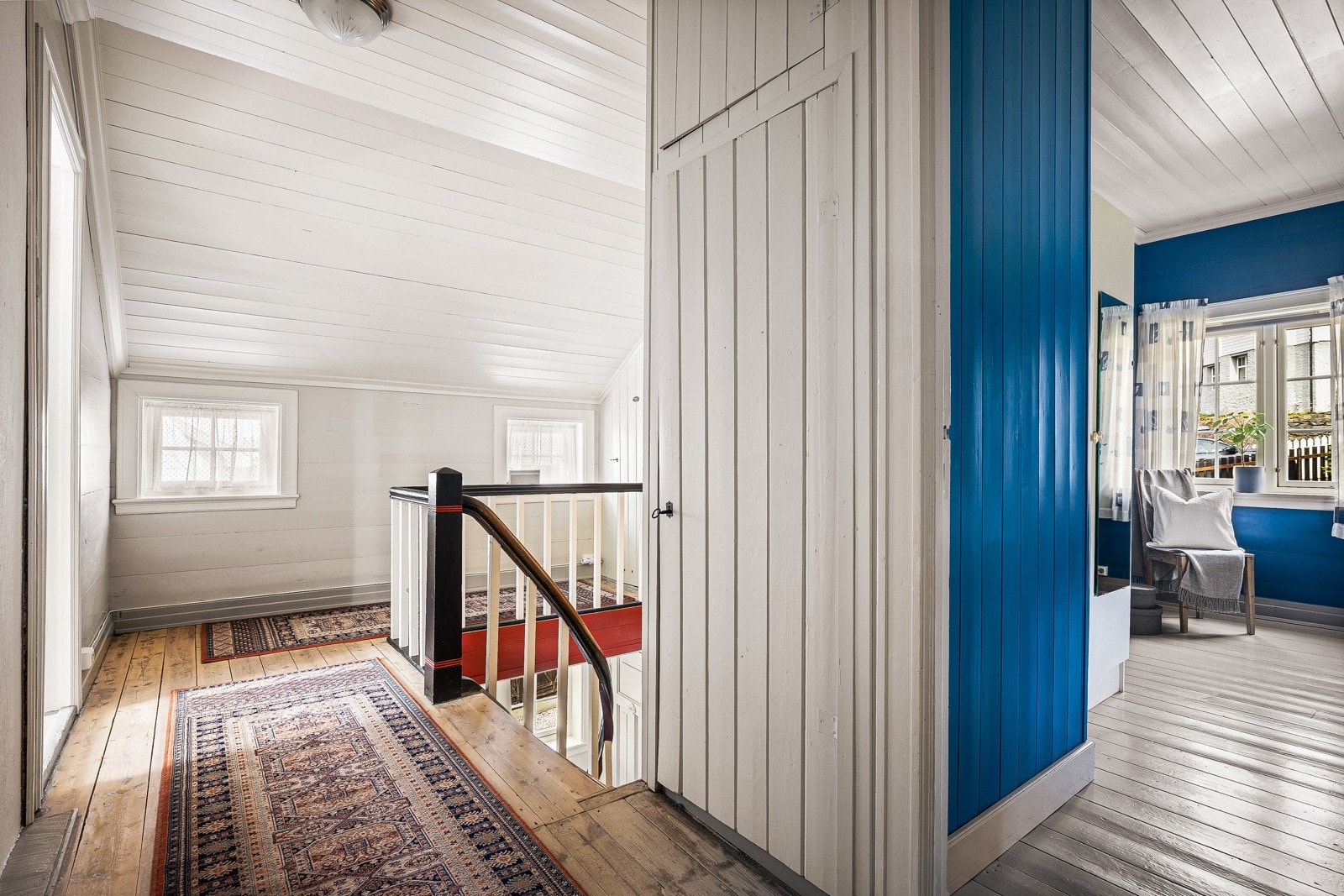 - I øvre etasje er det tilkomst til et bad, 3 soverom og et kontor - Galleribilde