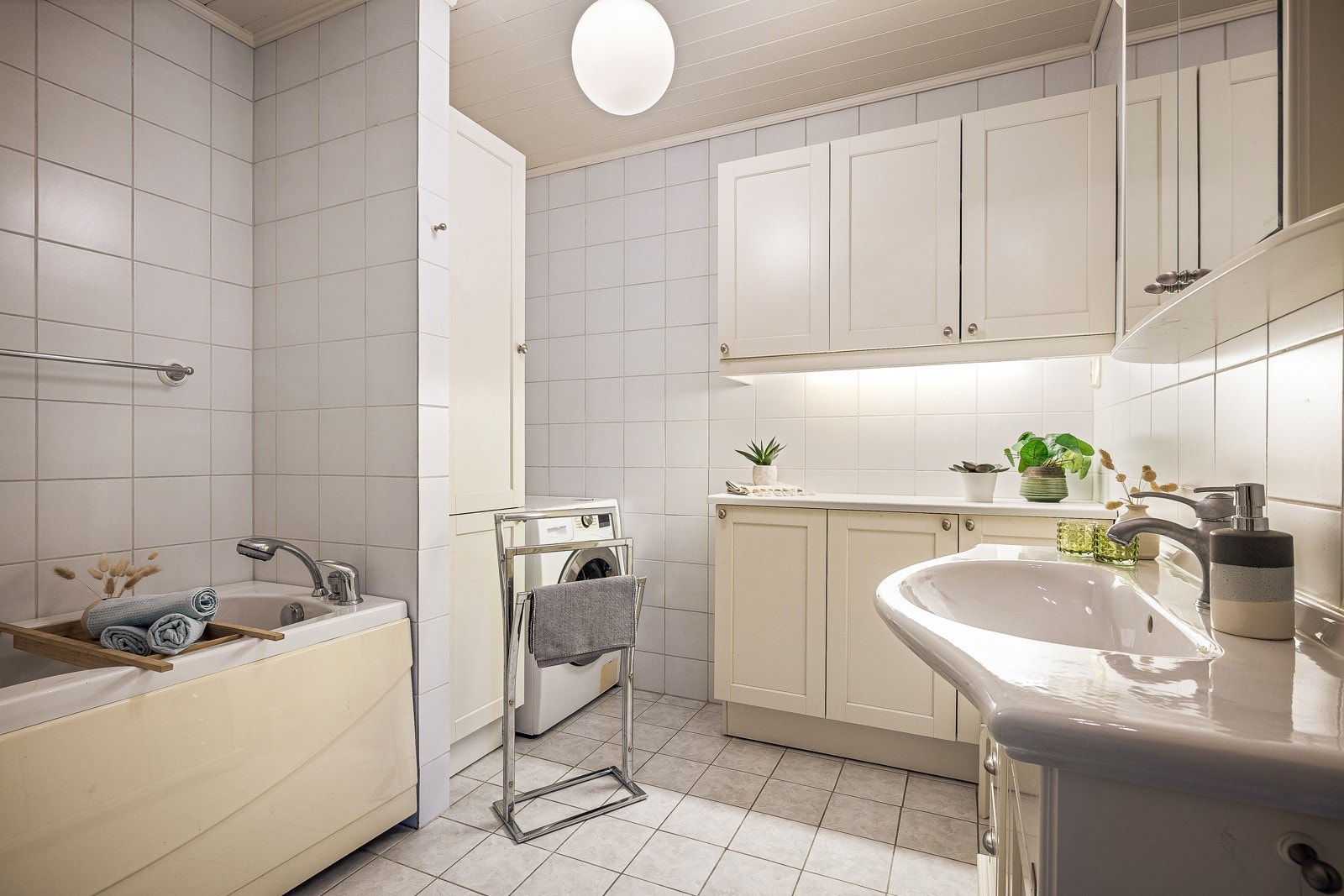 - Badet er flislagt med varmekabler i gulv - Galleribilde