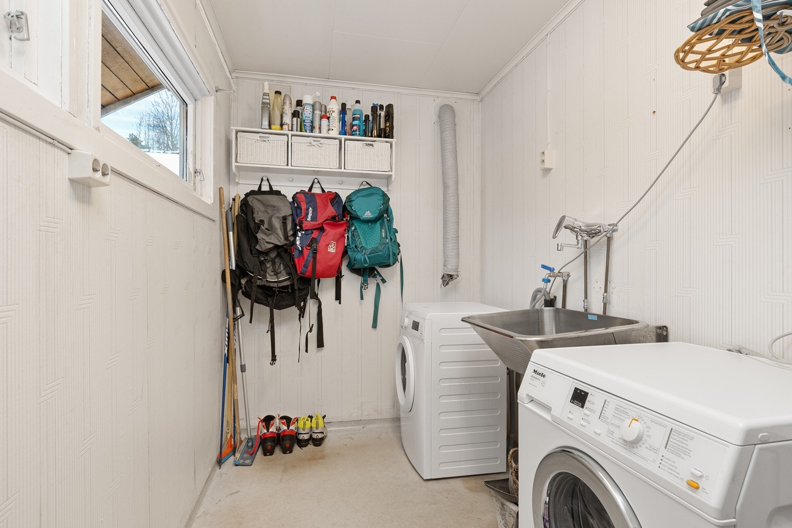 Vaskerommet har belegg på gulvet og malte plater i himlingen, samt opplegg for vaskemaskin. Galleribilde