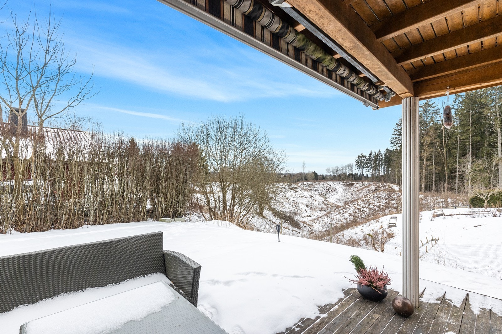 Uteområdet er opparbeidet med terrasse og grøntarealer, noe som gir mulighet for utendørsaktiviteter året rundt. Galleribilde