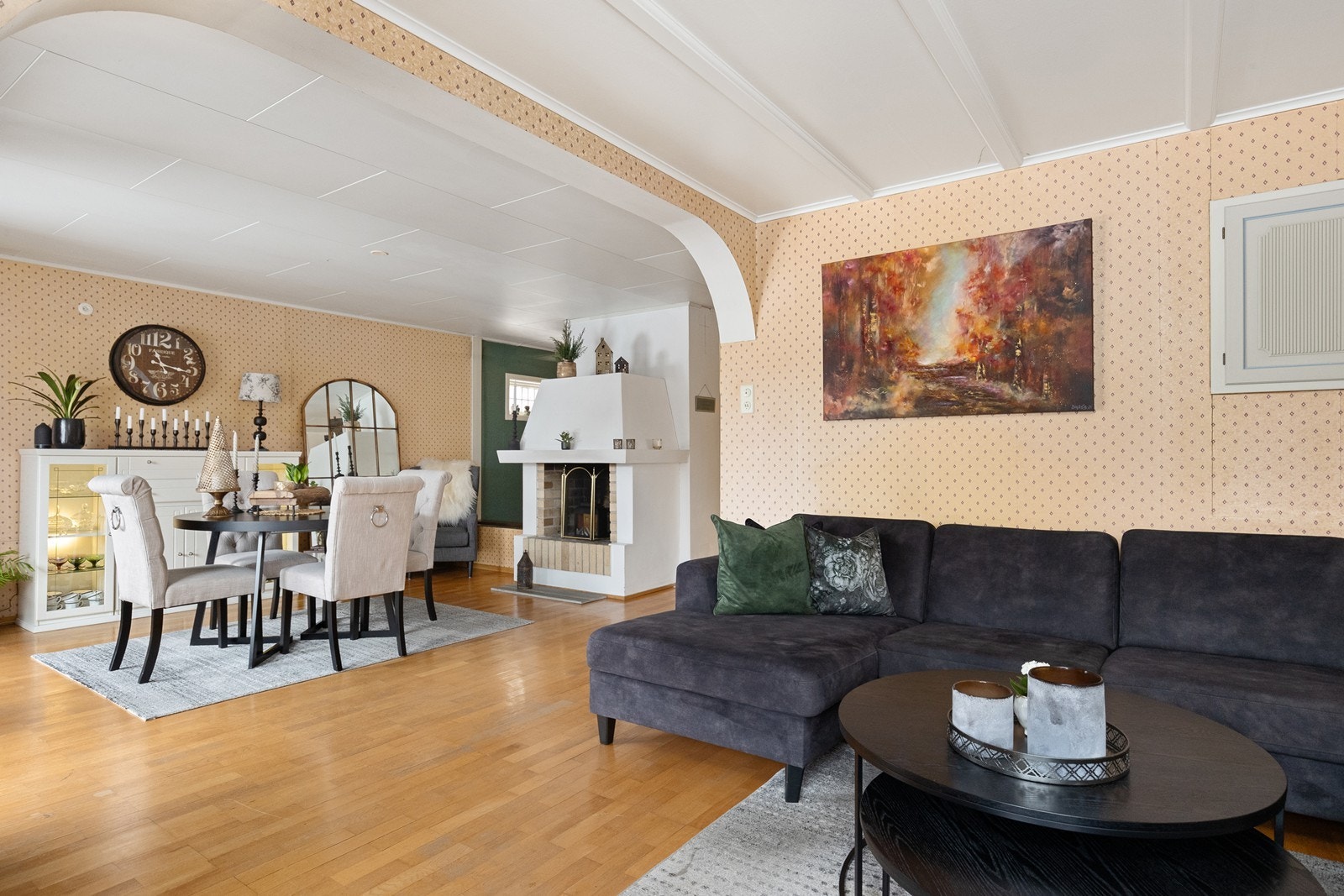 Romslig stue med god plass til salong og spisestue. Galleribilde