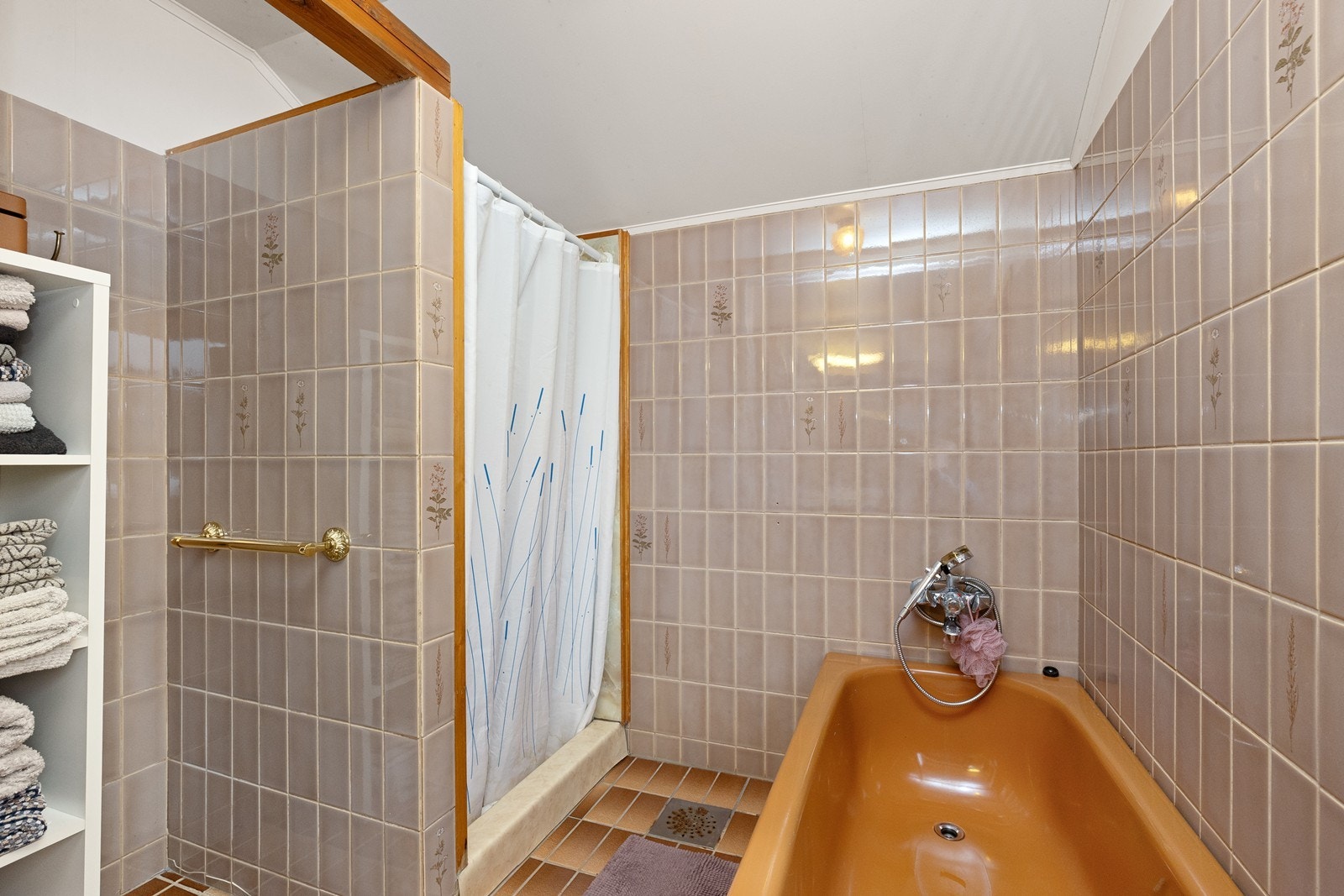 Badet har flislagte overflater og inkluderer både badekar og dusjhjørne. Galleribilde