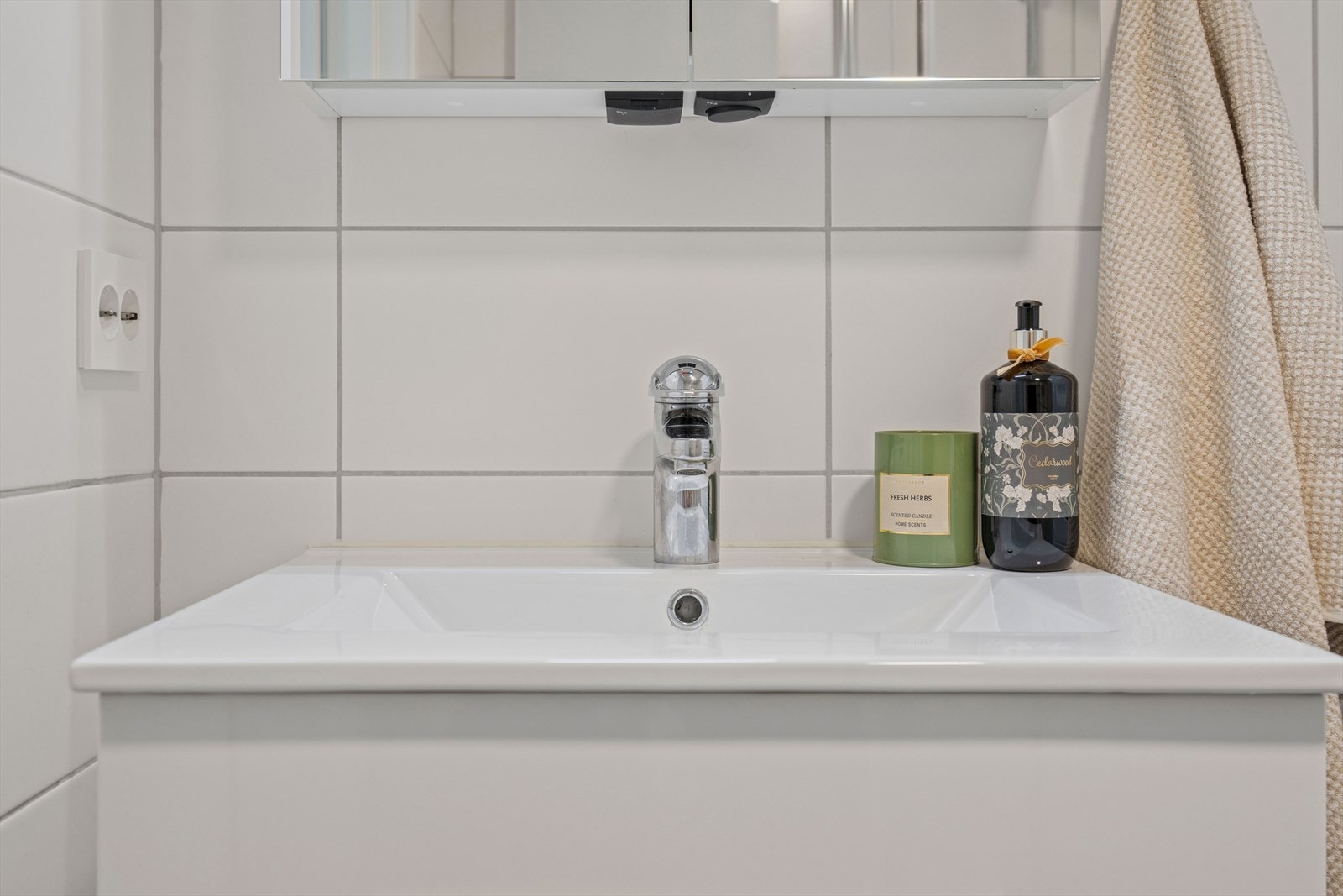 Her på badet er det vannbåren gulvvarme som gir en behagelig komfort. Innredningen har nedfelt servant og speilskap med belysning. Galleribilde