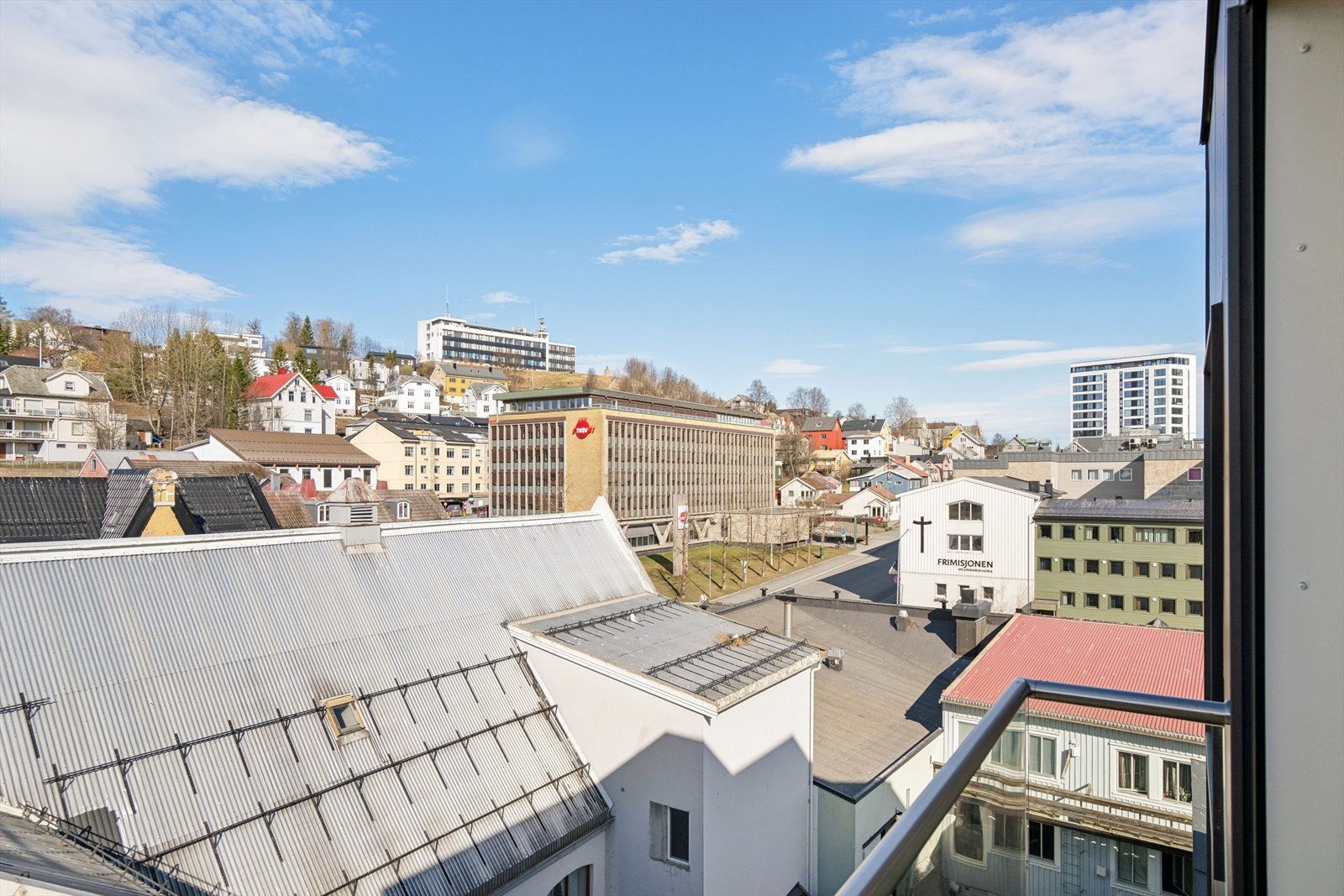 Beliggenheten er svært sentral med gangavstand til alt av byens fasiliteter. Kjøpesenteret AMFI Veita og Rema 1000 ligger kun ett minutt unna. Galleribilde
