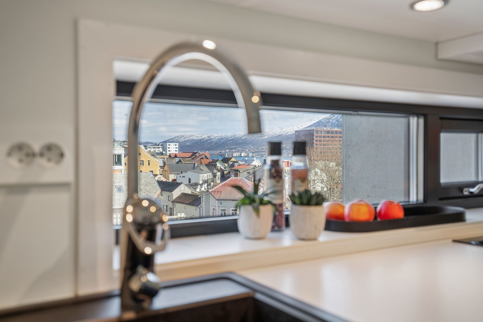 Fra kjøkkenvinduet har du utsyn over byens tak. Galleribilde