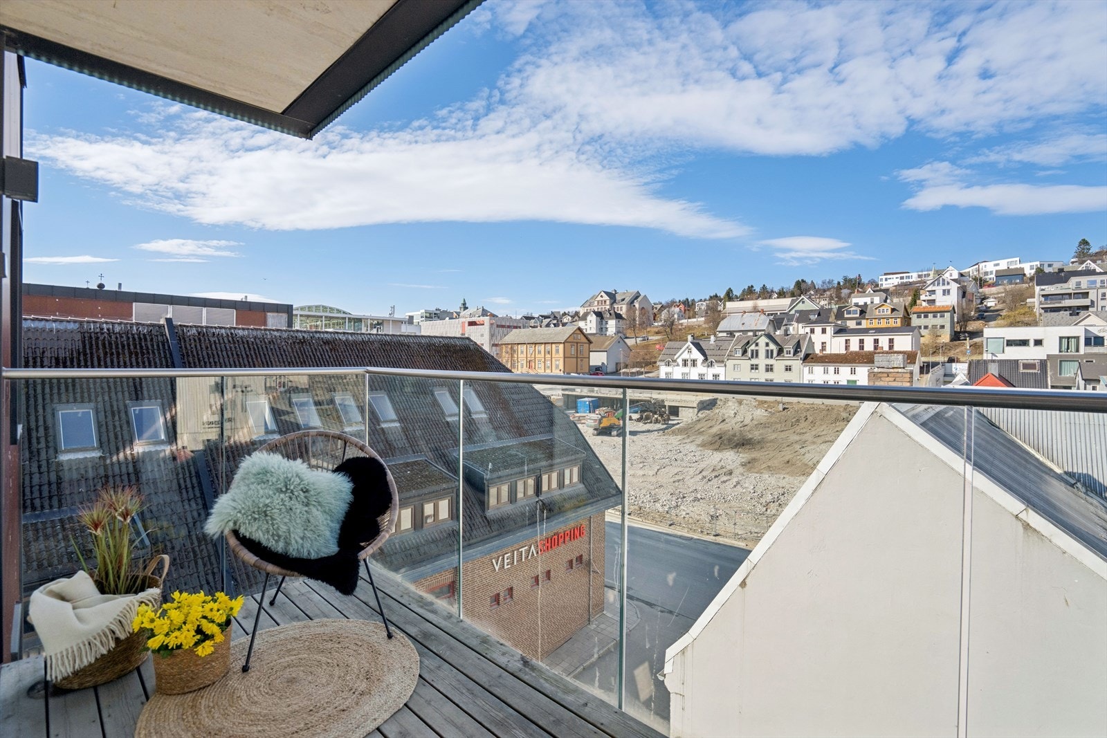 Leiligheten har en egen balkong på 5 m² med rekkverk i glass. Her er det plass til en liten sittegruppe. Galleribilde