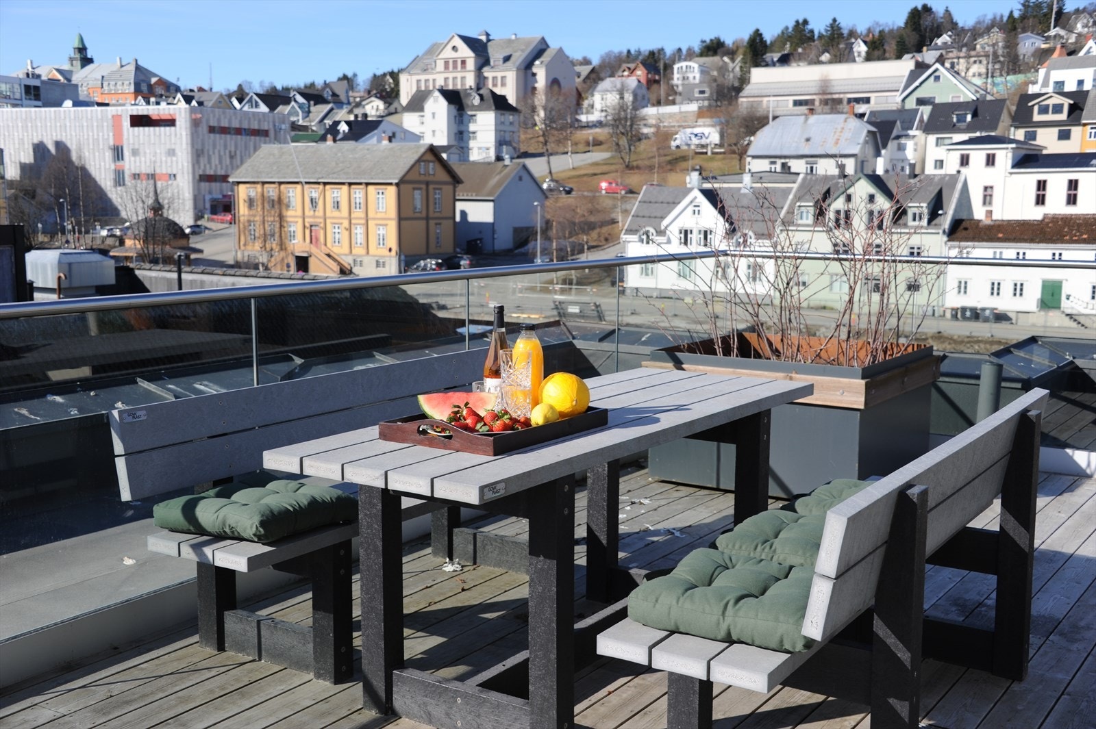 Takterrassen er møblert med flere sittegrupper, perfekt for sosiale sammenkomster. Galleribilde