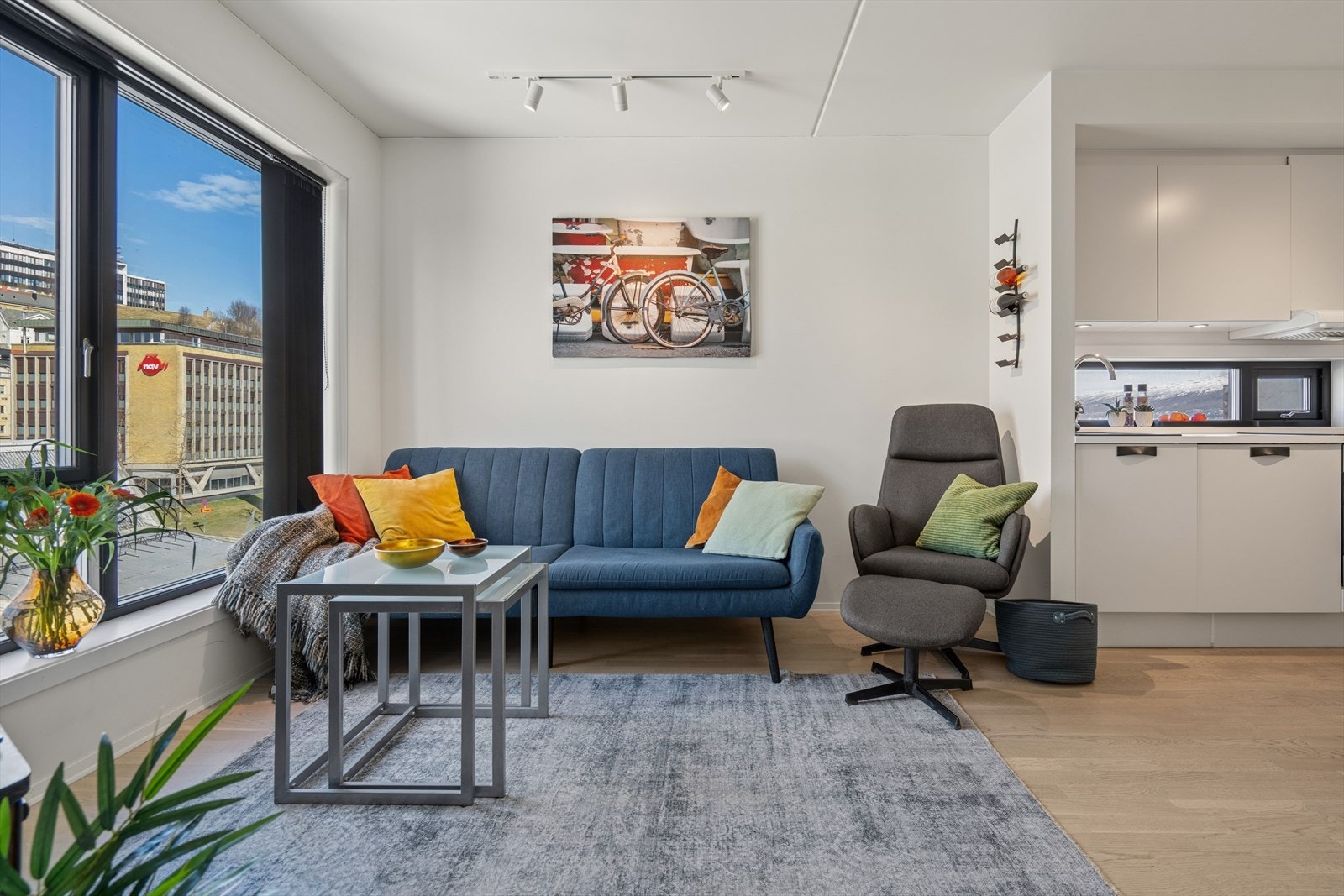 Store vindusflater med 3-lags glass fra 2019 slipper inn rikelig med dagslys. Galleribilde