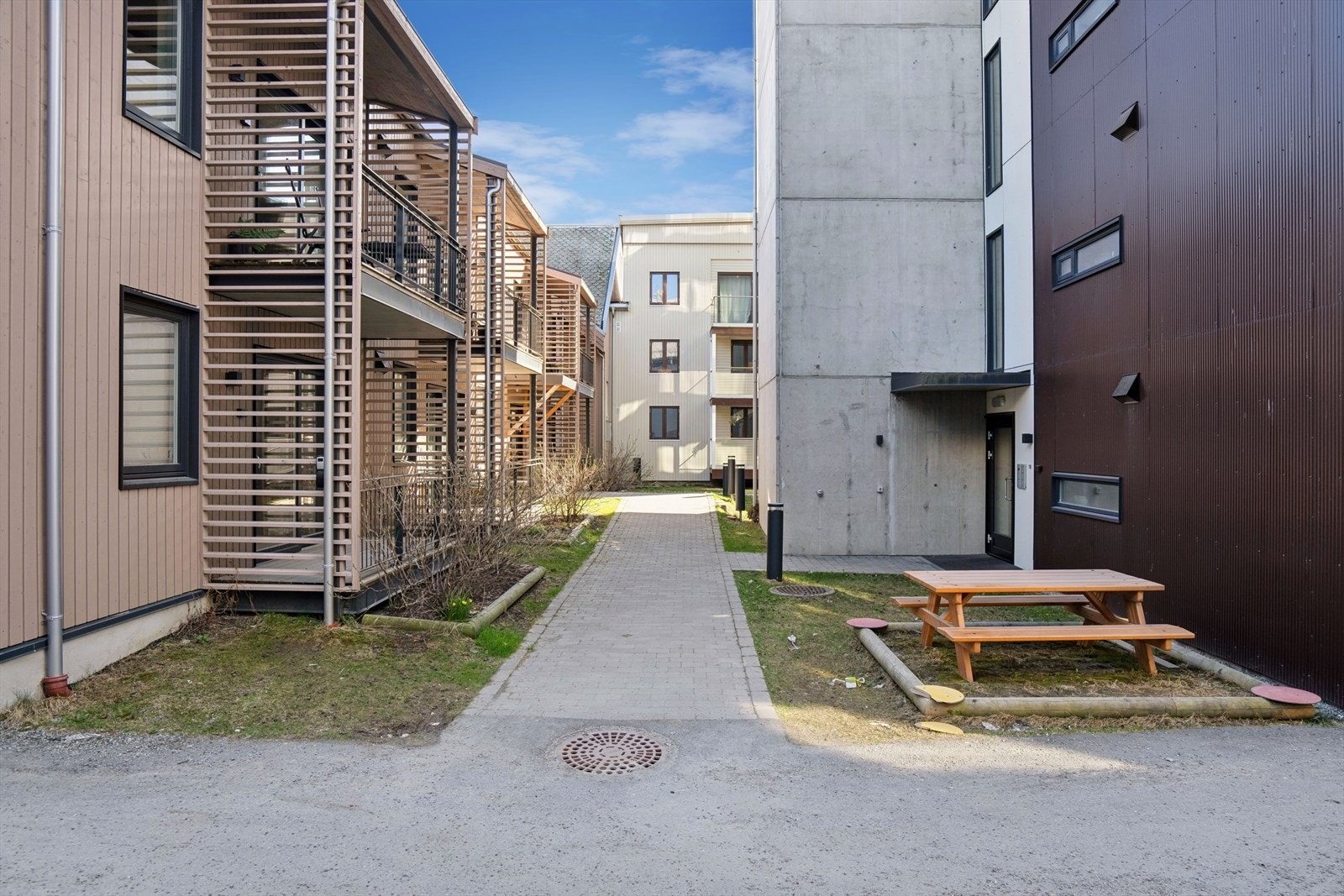 Asfalterte og pent opparbeidede fellesområder rundt bygget. Galleribilde