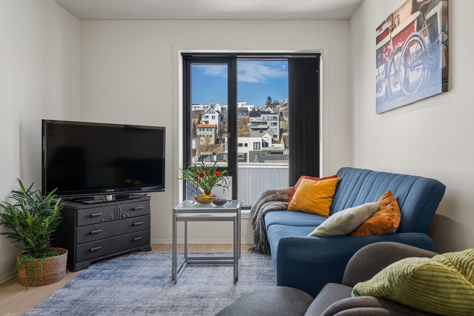 Stuen har plass til en sofagruppe og TV-møblement. Galleribilde