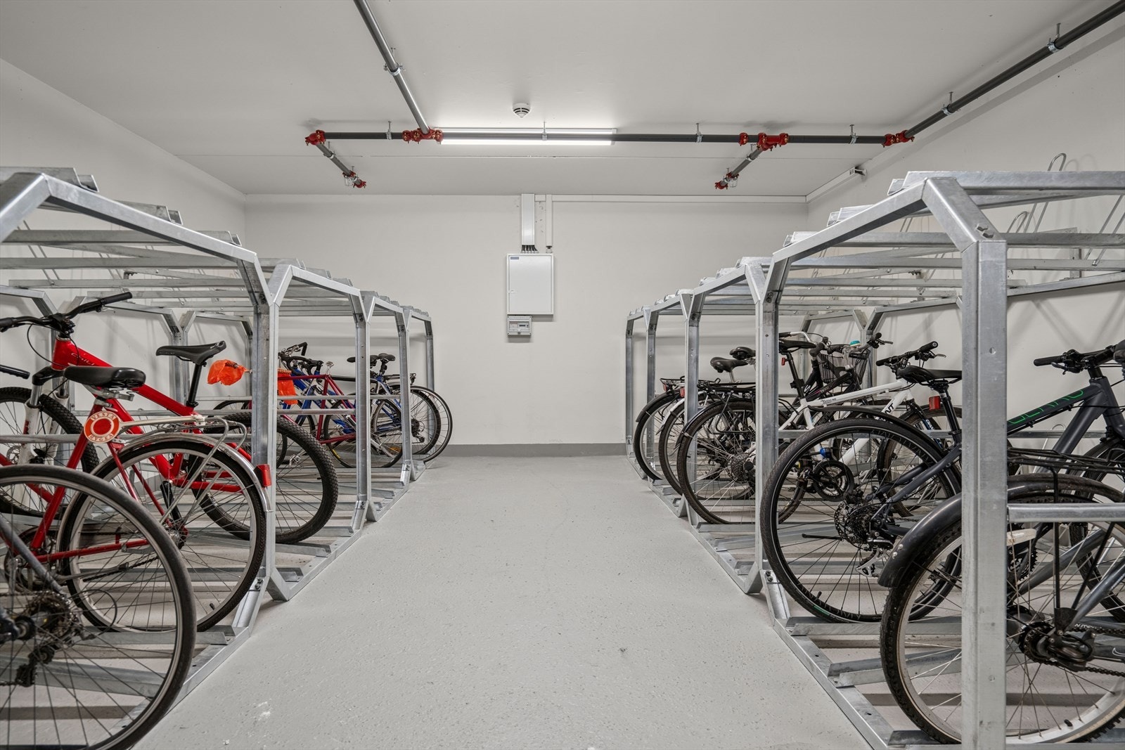 I fellesarealene finnes en praktisk, innvendig sykkelparkering. Galleribilde